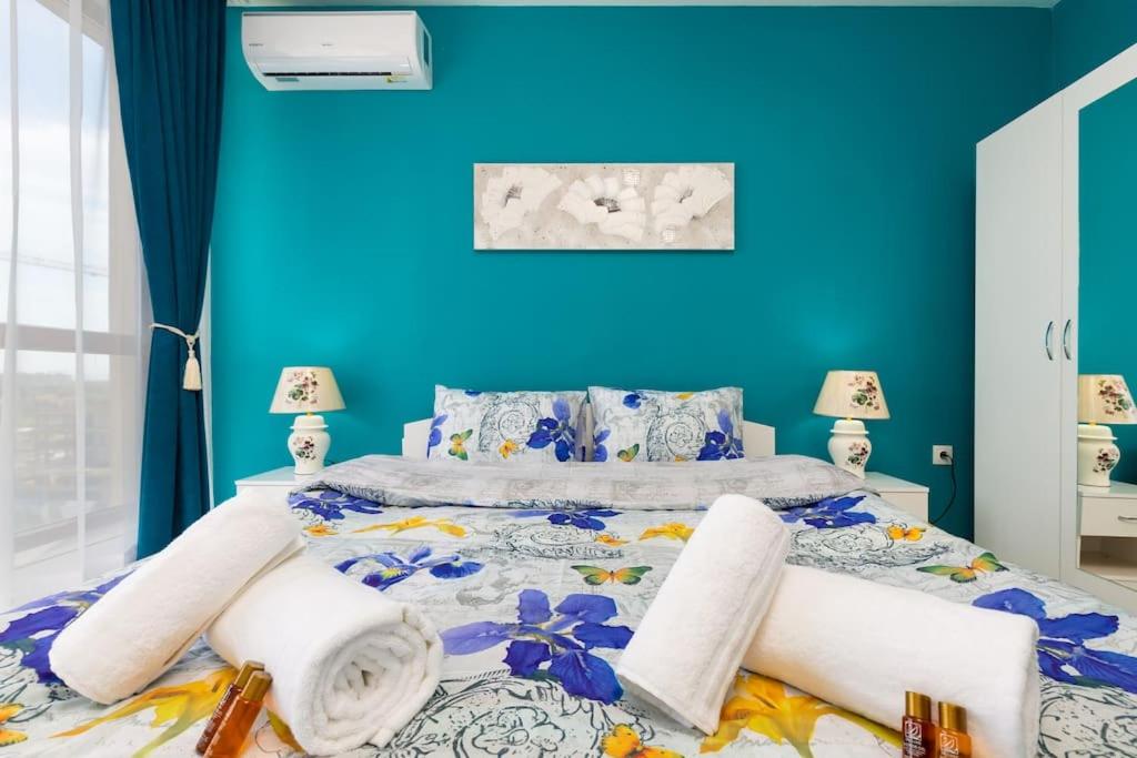 Comfy Apartment with Private Parking