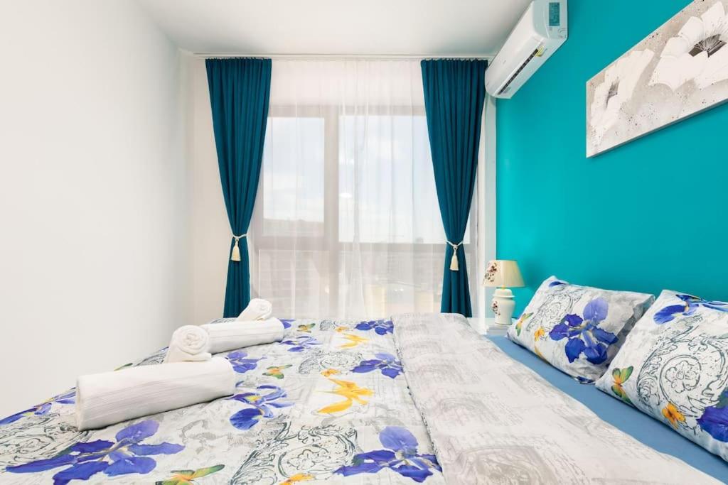 Comfy Apartment with Private Parking