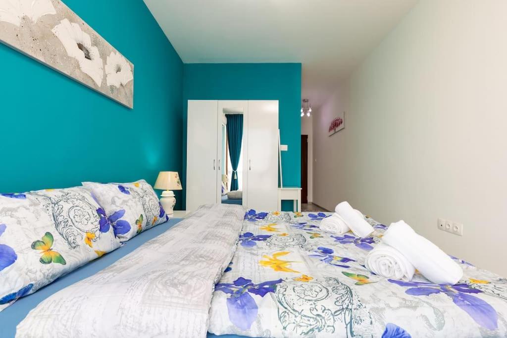 Comfy Apartment with Private Parking