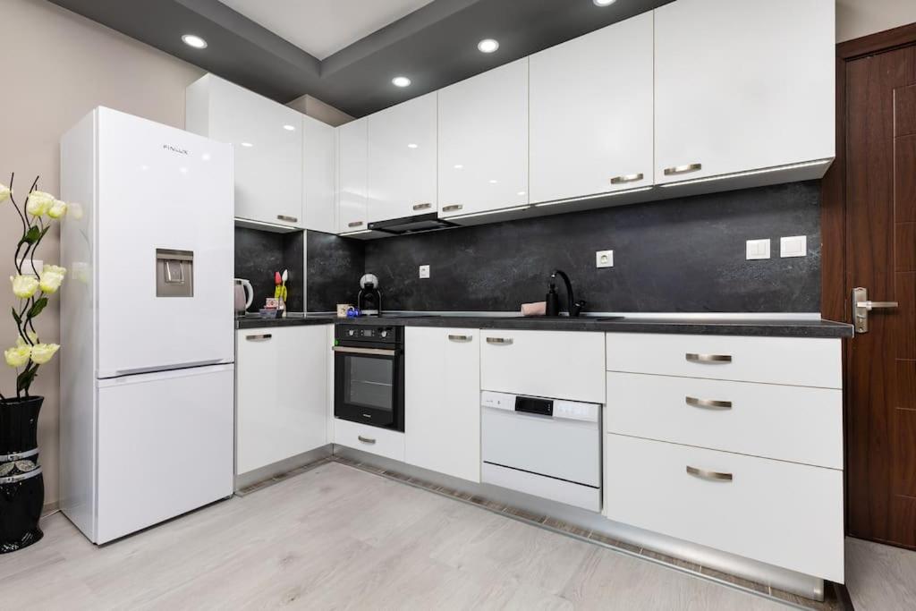 Comfy Apartment with Private Parking