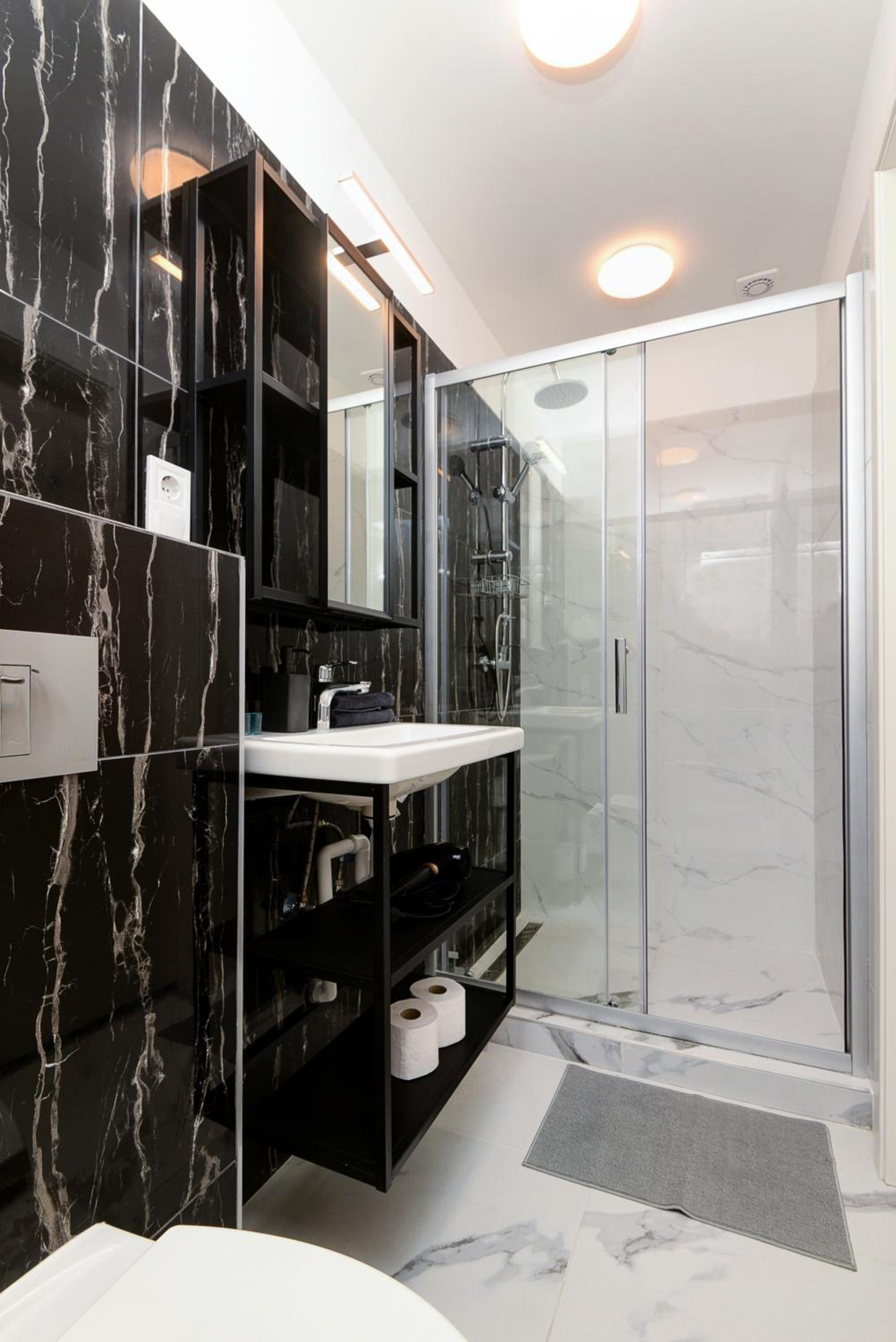 Akacfa 7 Two Bedroom Central Apartment view 3