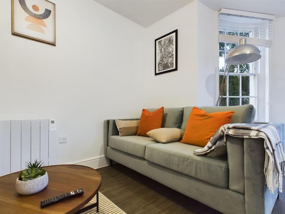 The Grove 1-Bed Cheltenham Town Centre Apartment with Private Parking view 4