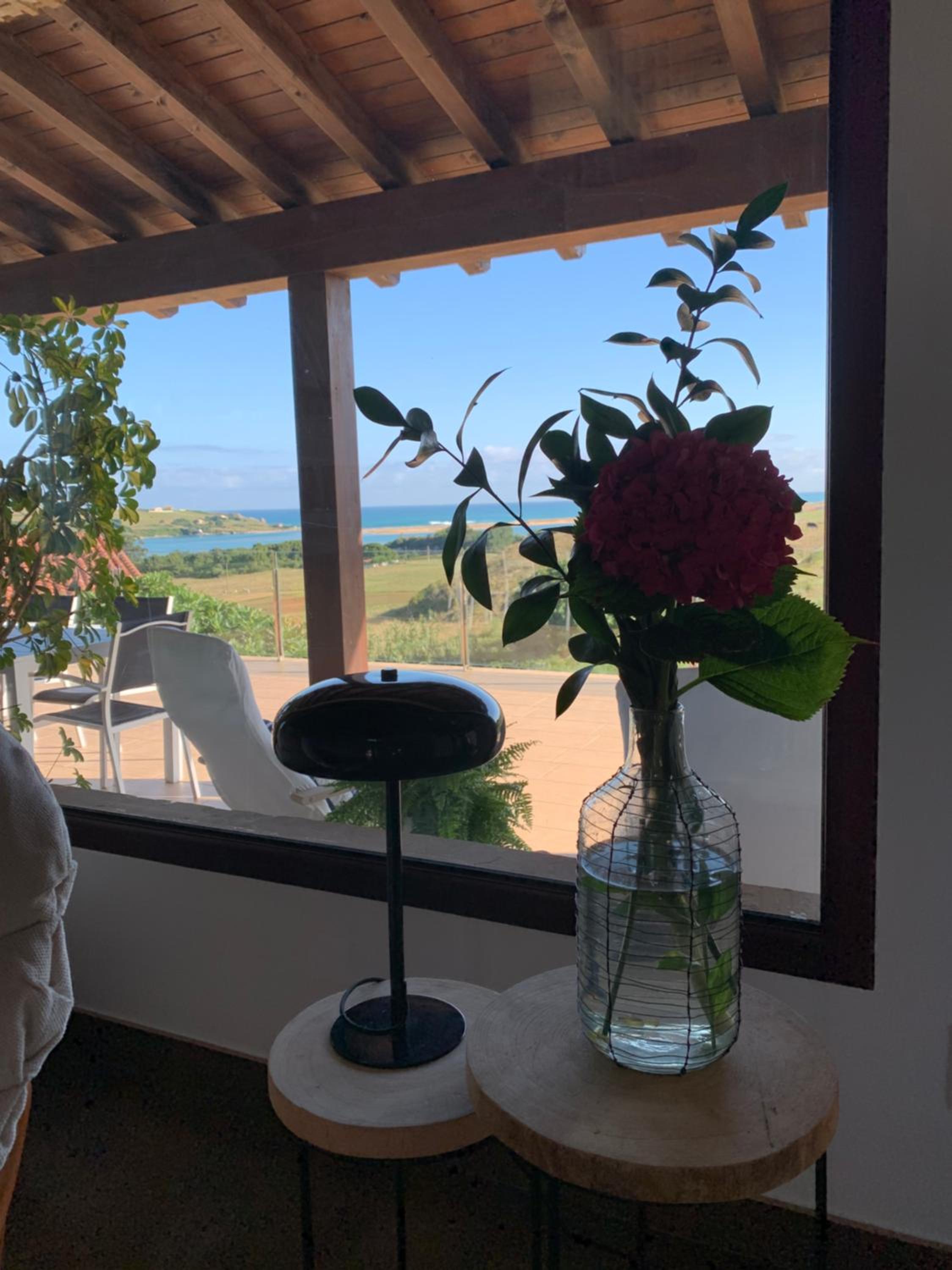 La Carrera, villa moderna con piscina privada en Mogro Cantabria