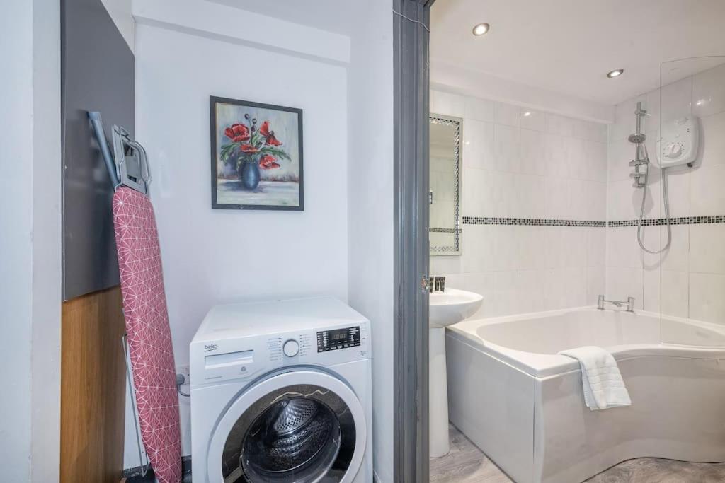 *F4GH for your most relaxed & Cosy stay + Free Parking + Free Fast WiFi * view 3