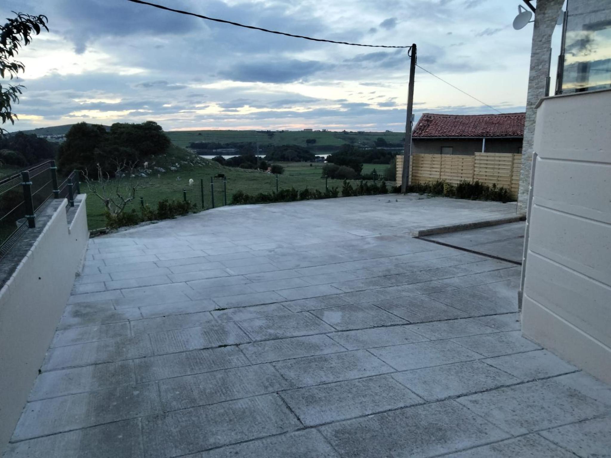 La Carrera, villa moderna con piscina privada en Mogro Cantabria