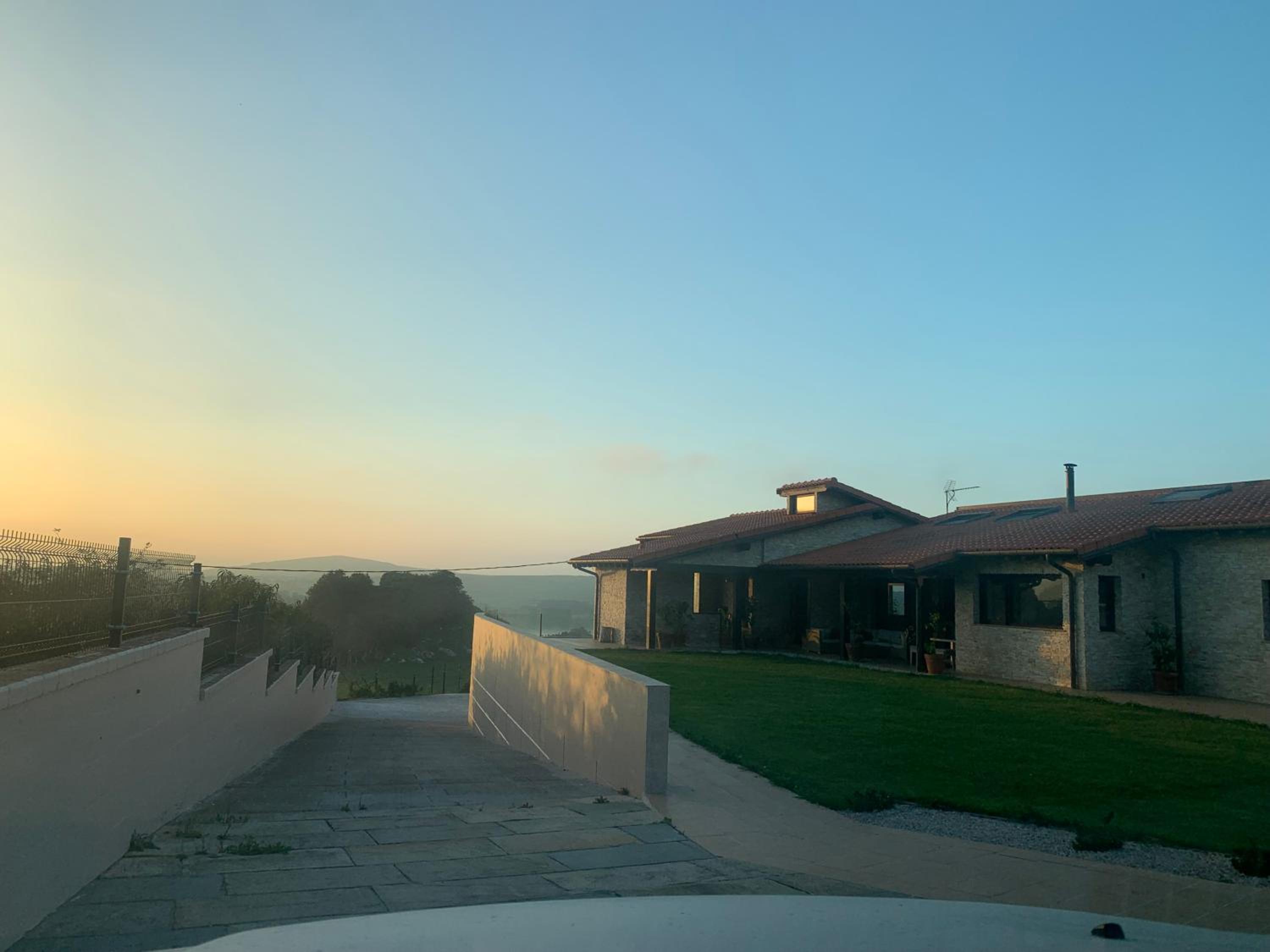 La Carrera, villa moderna con piscina privada en Mogro Cantabria