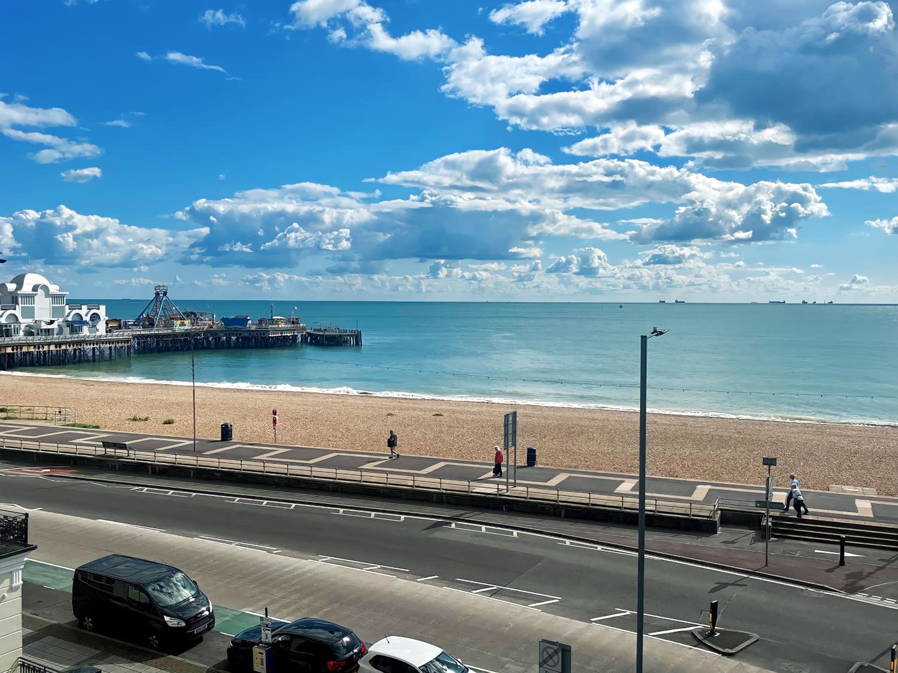 Seaview Apartment - Steps to Southsea Beach