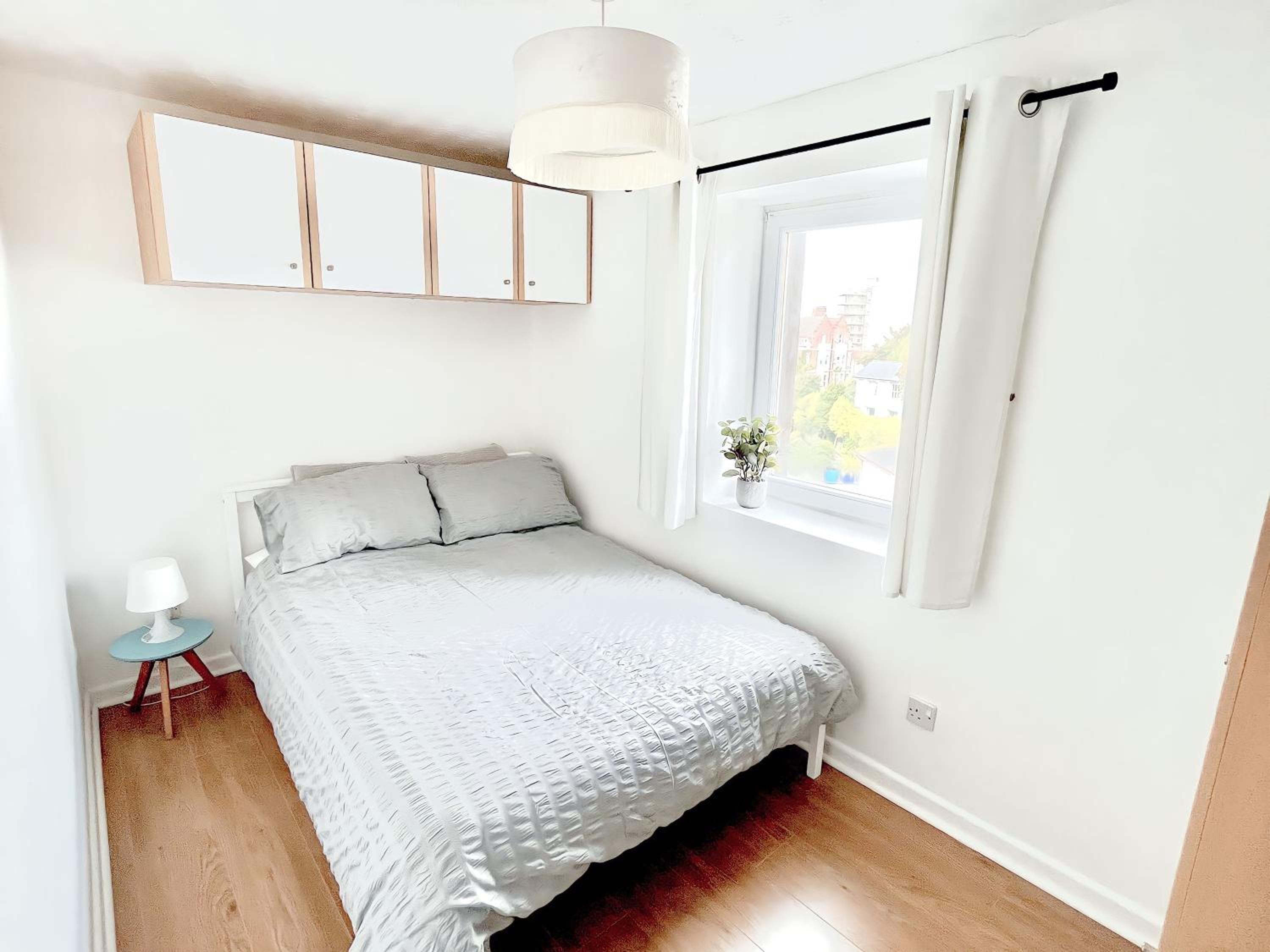 Seaview Apartment - Steps to Southsea Beach
