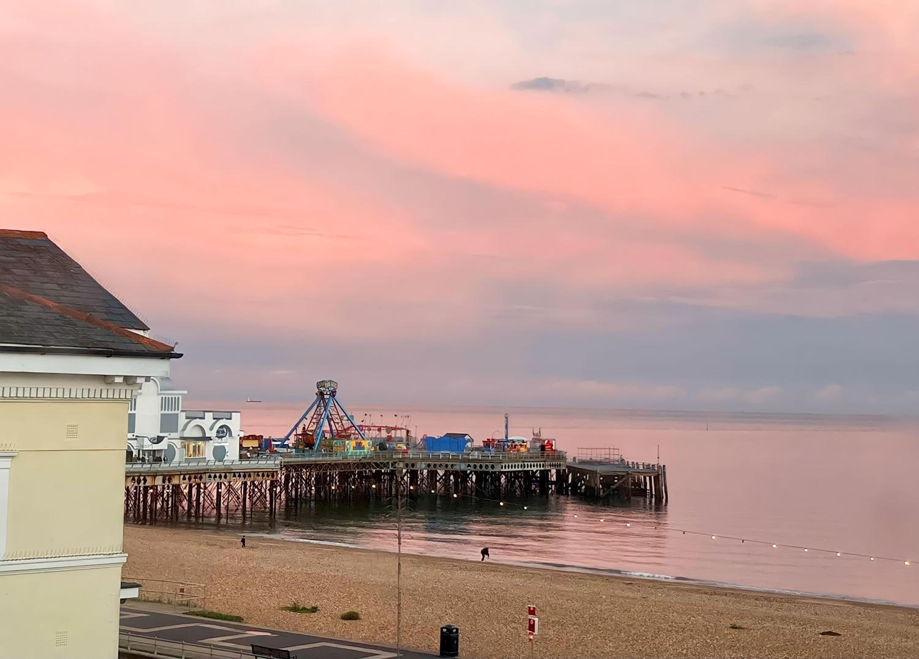 Seaview Apartment - Steps to Southsea Beach