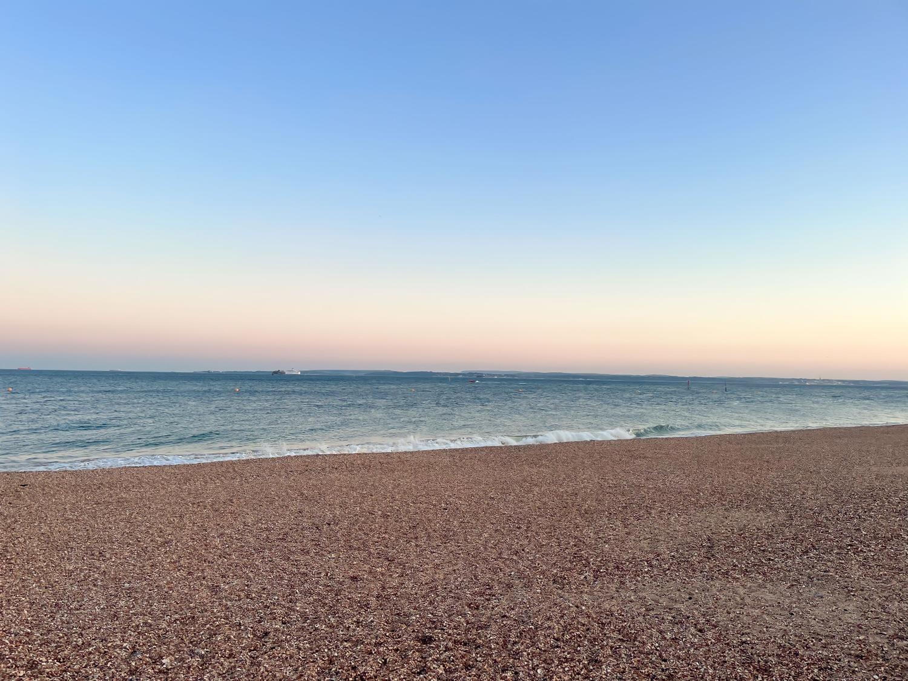 Seaview Apartment - Steps to Southsea Beach