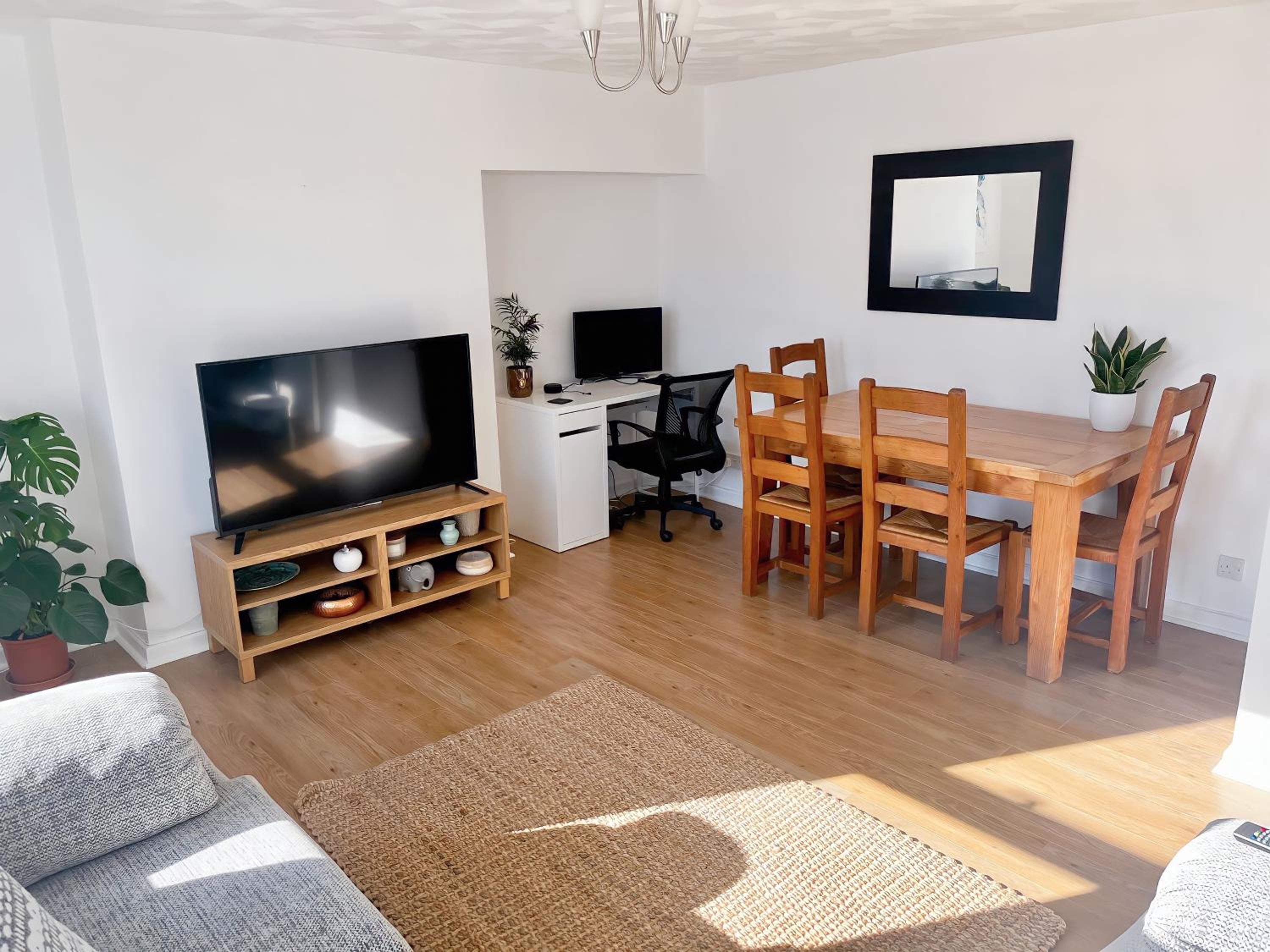 Seaview Apartment - Steps to Southsea Beach