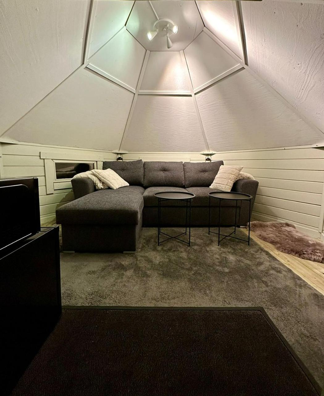 Camp Caroli Hobbit Hut view 3