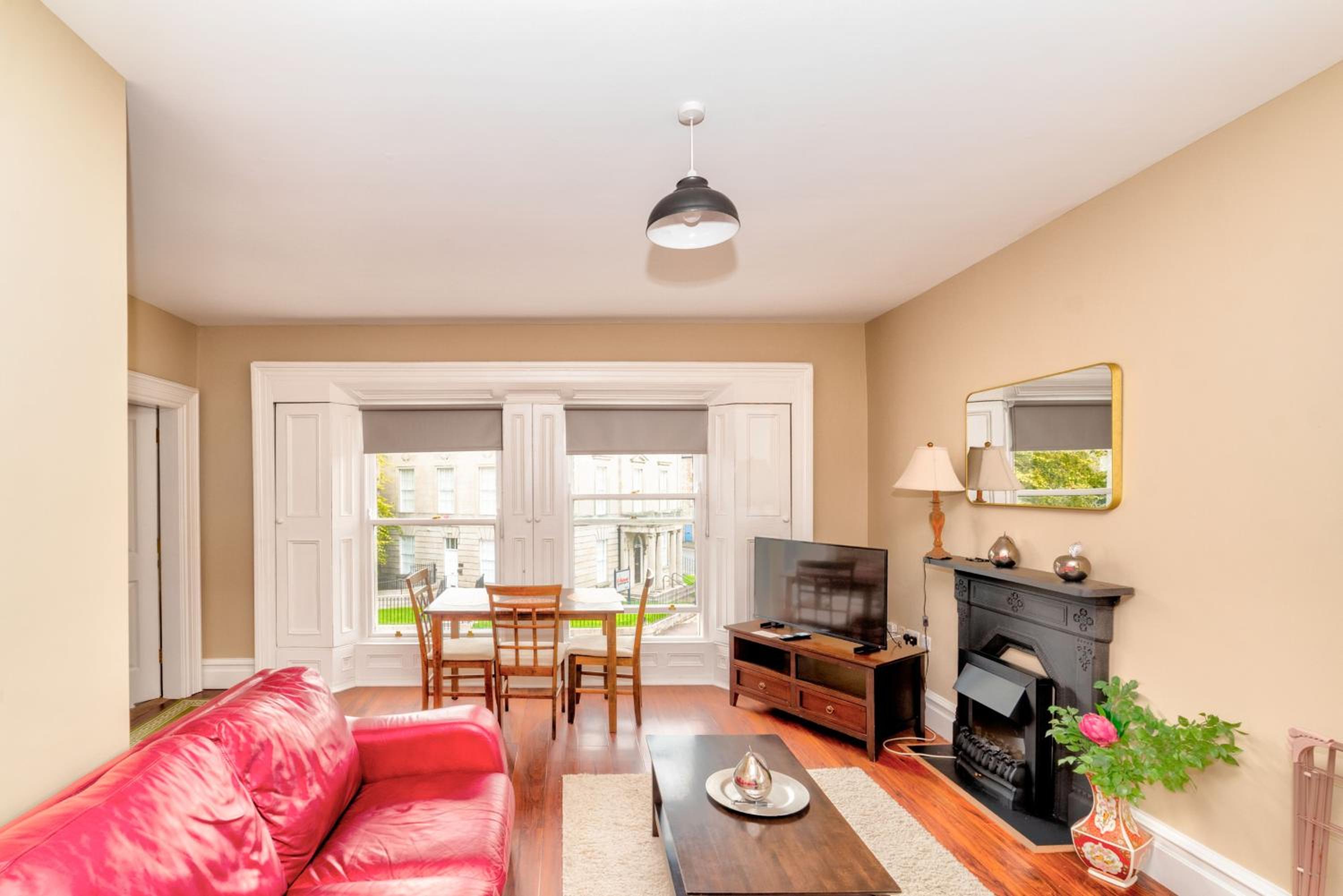 Flat 4, 2 Victoria Street view 2