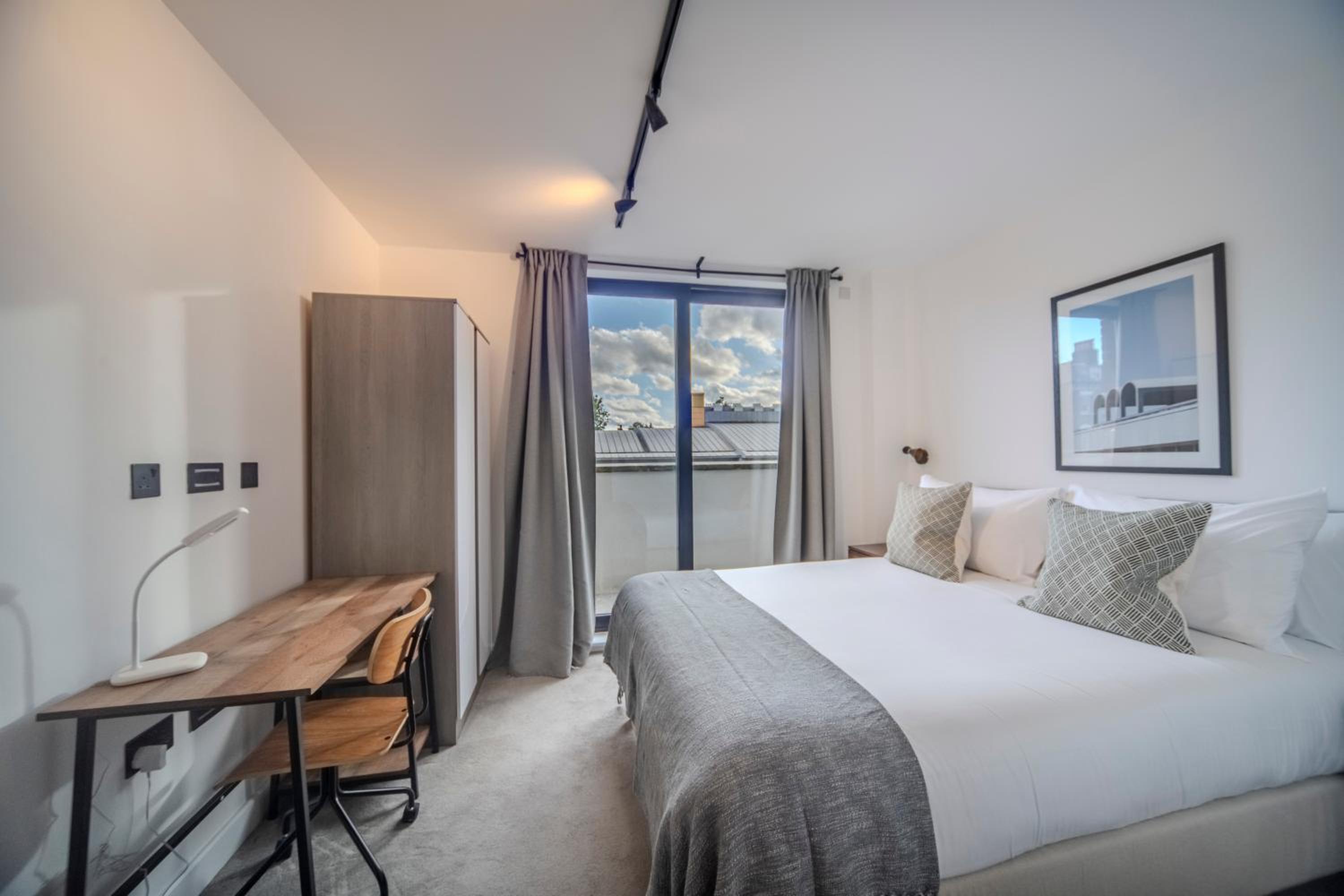 Bright & Quiet - Spacious Apt with Balcony & Lift