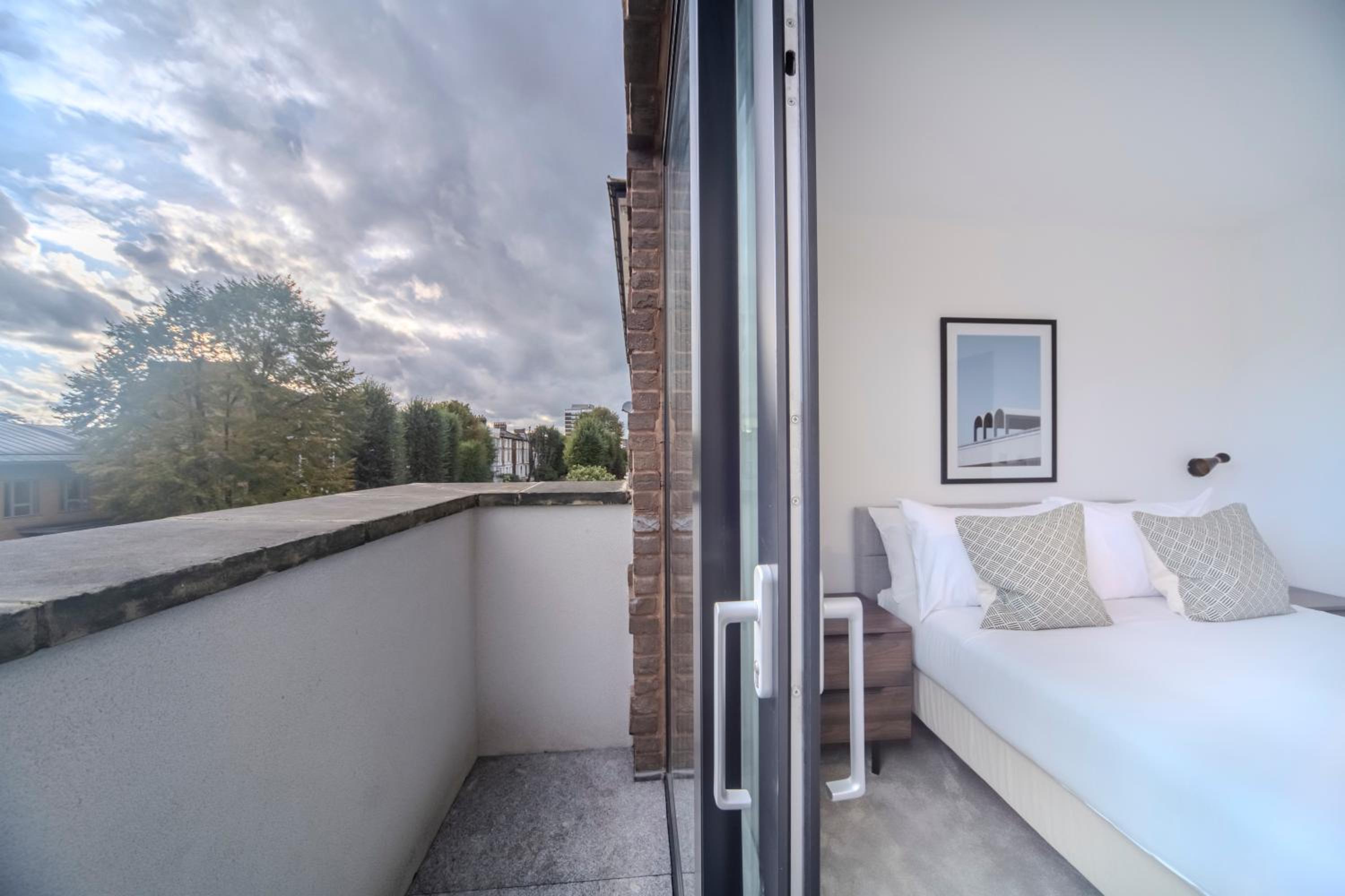 Bright & Quiet - Spacious Apt with Balcony & Lift