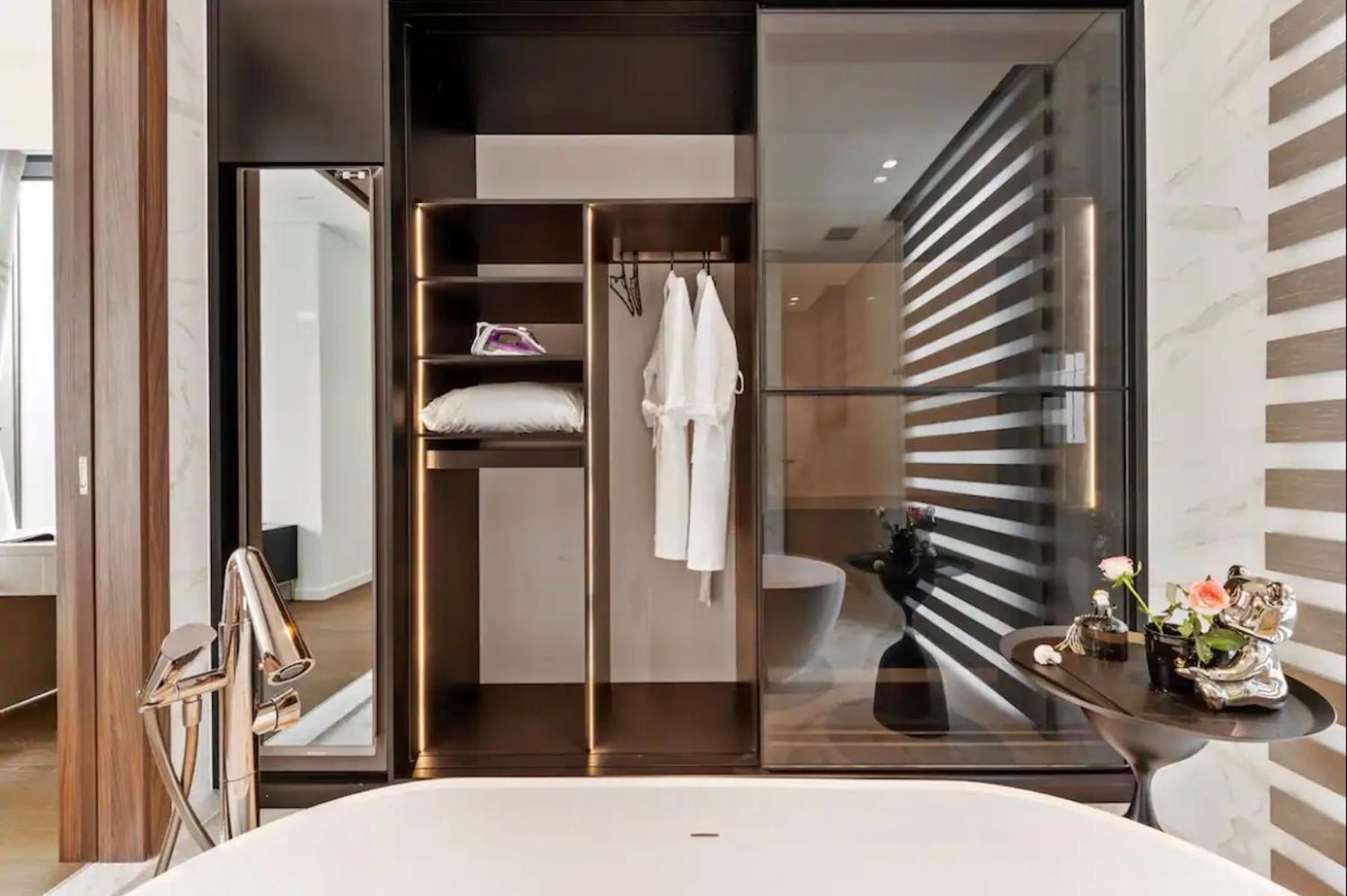 THE METROPOLE -Complex 