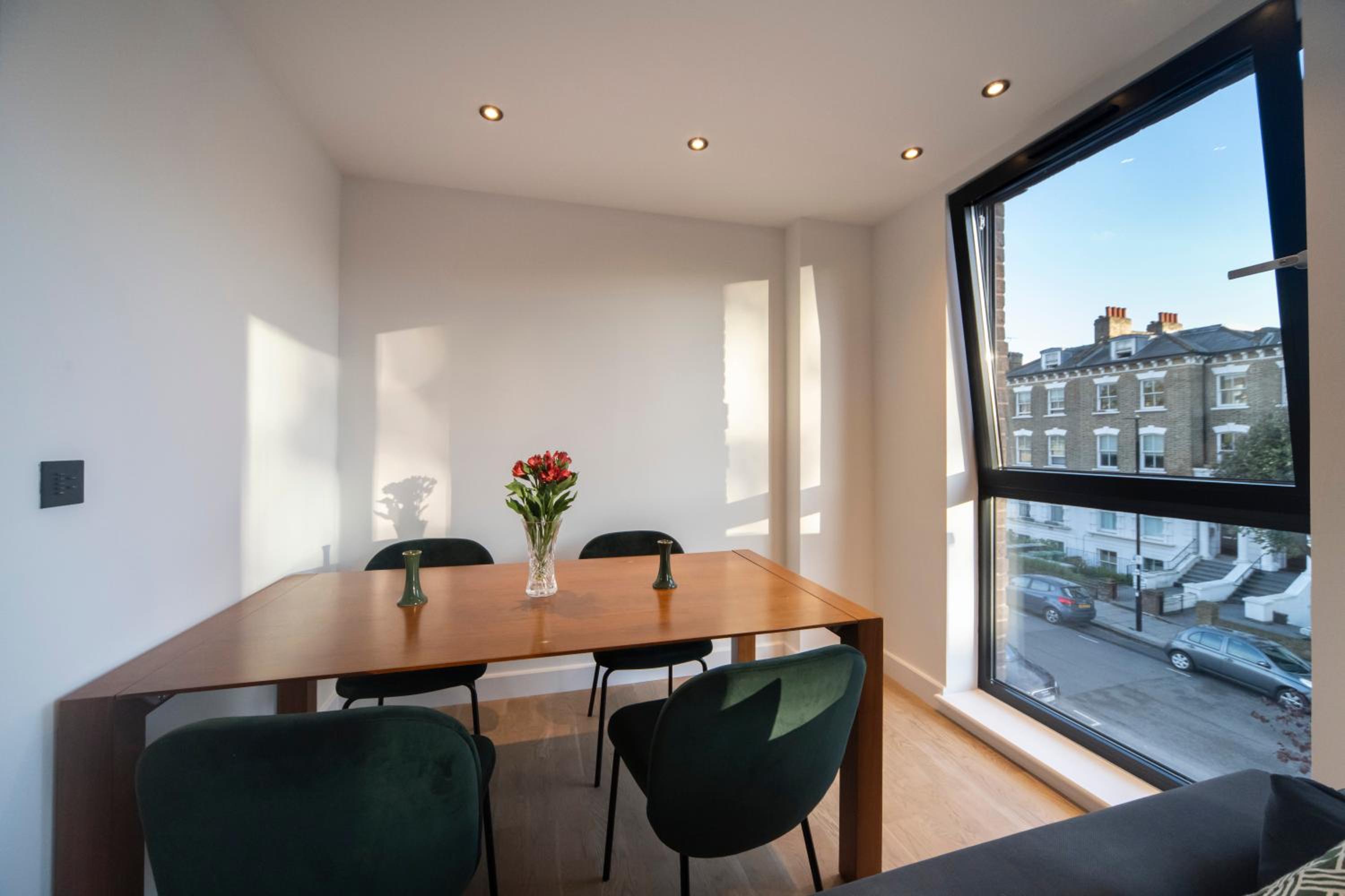 Bright & Quiet - Spacious Apt with Balcony & Lift