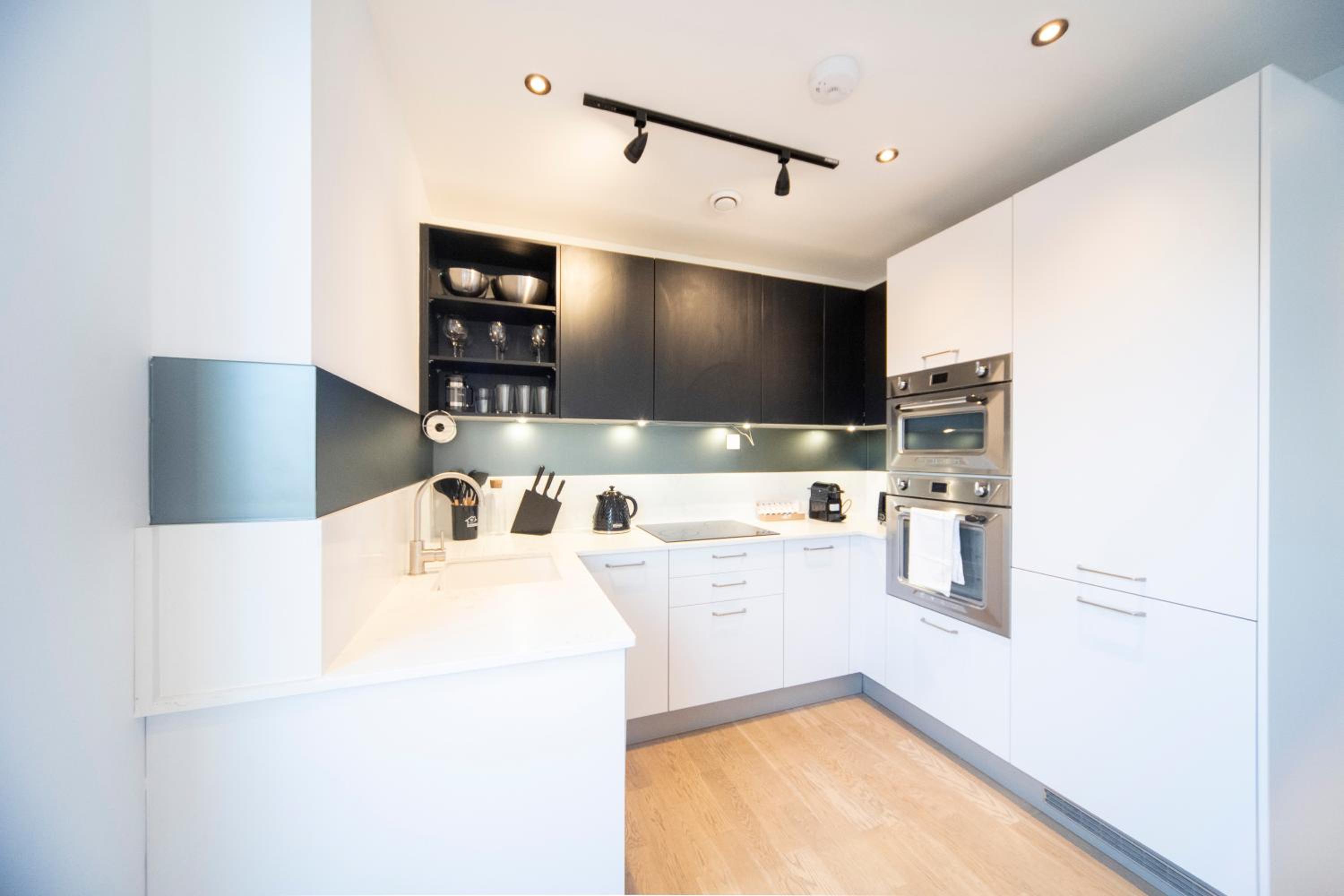 Bright & Quiet - Spacious Apt with Balcony & Lift