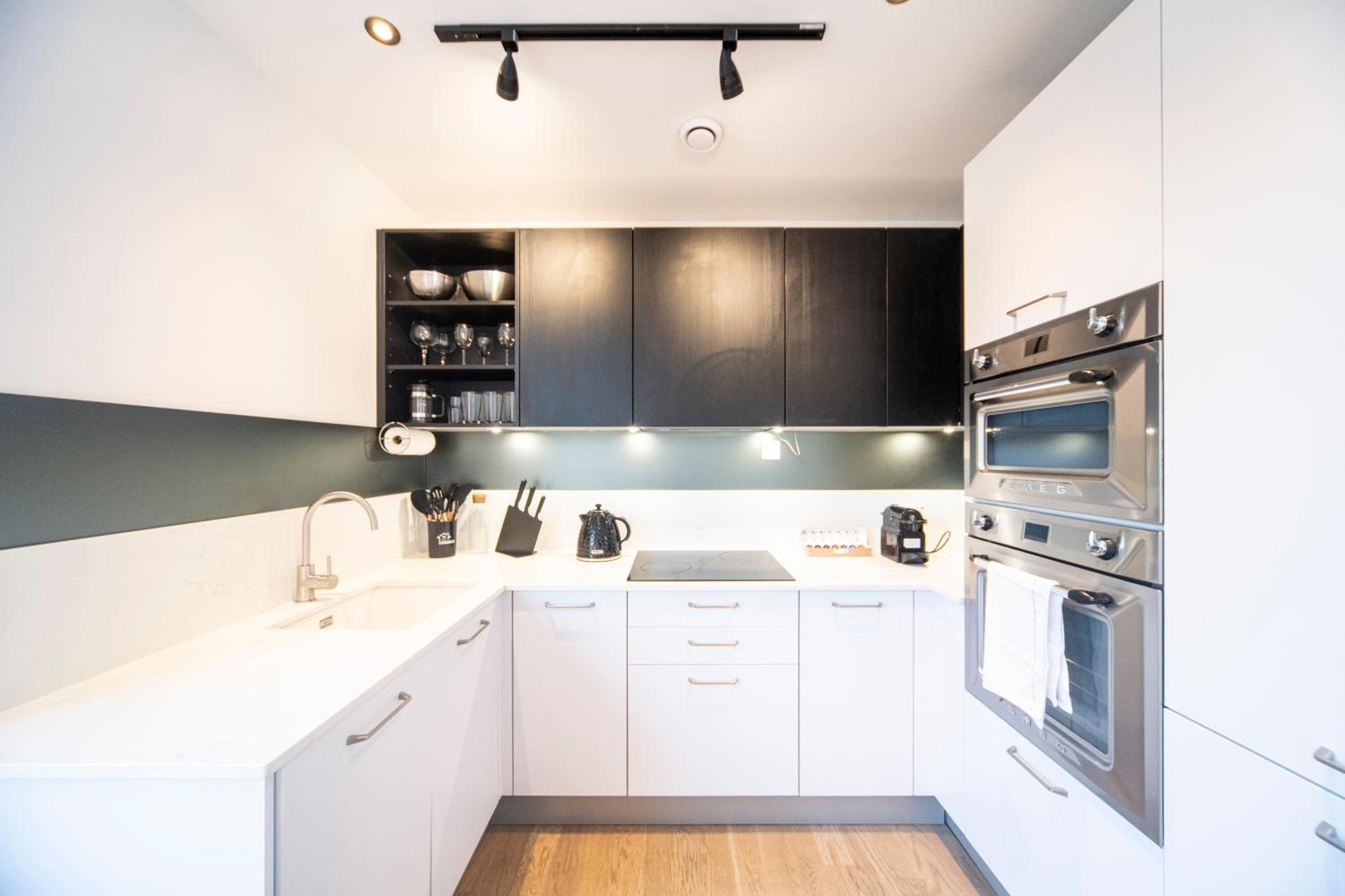 Bright & Quiet - Spacious Apt with Balcony & Lift