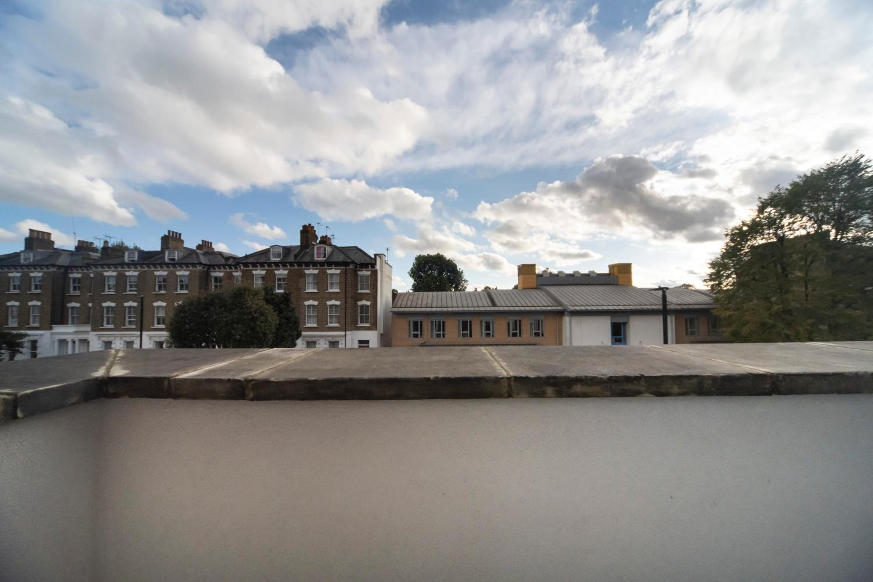 Bright & Quiet - Spacious Apt with Balcony & Lift