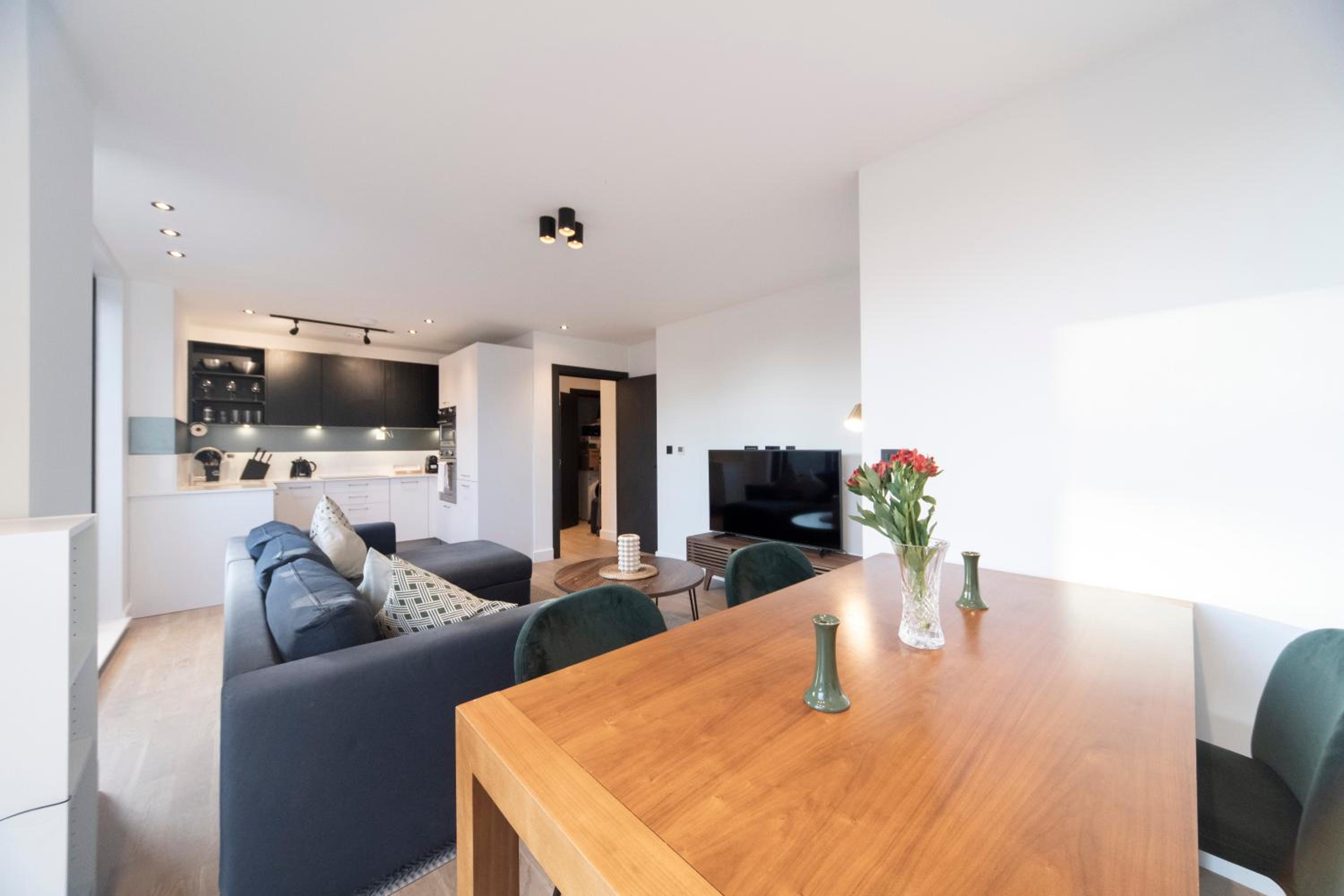 Bright & Quiet - Spacious Apt with Balcony & Lift