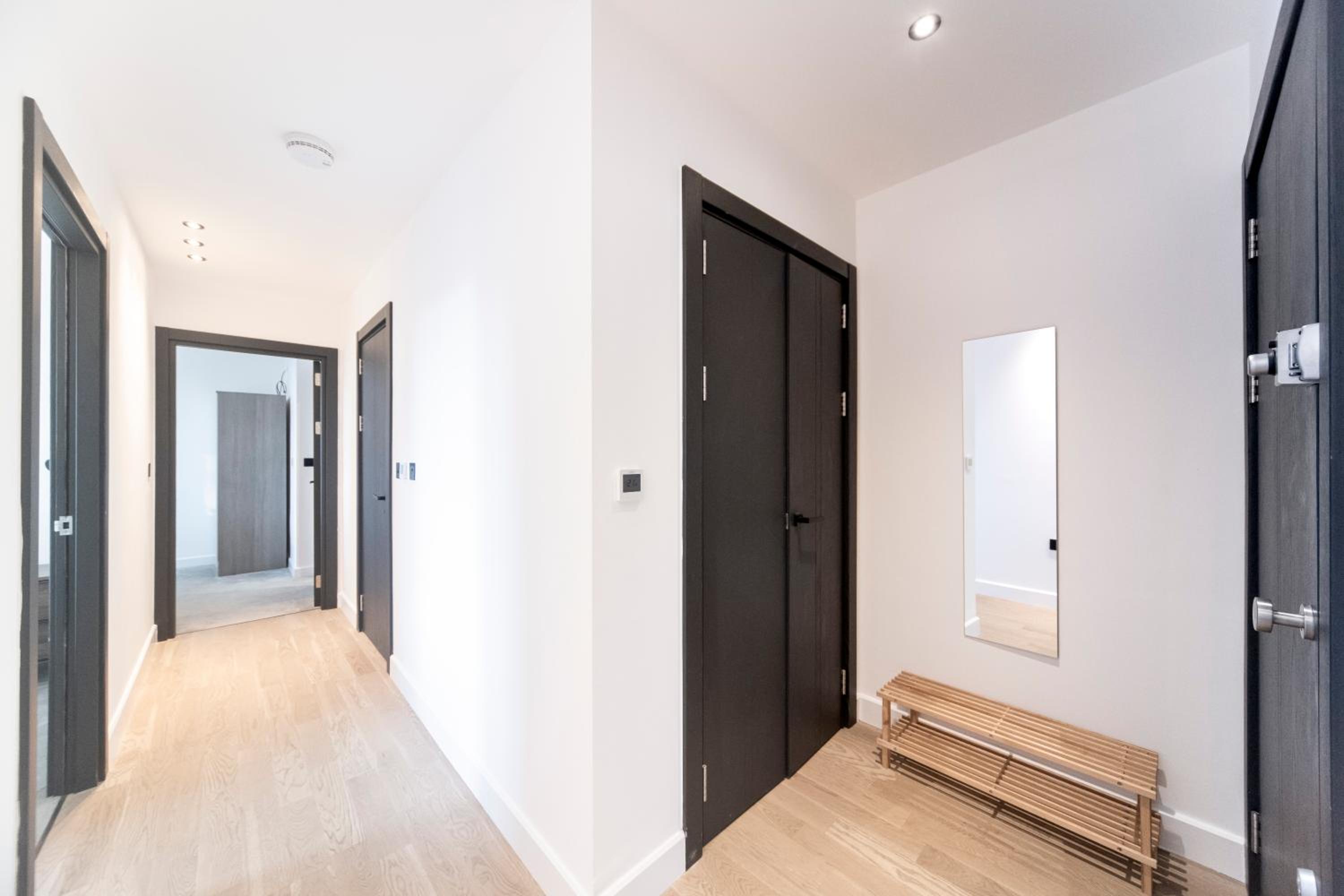 Bright & Quiet - Spacious Apt with Balcony & Lift