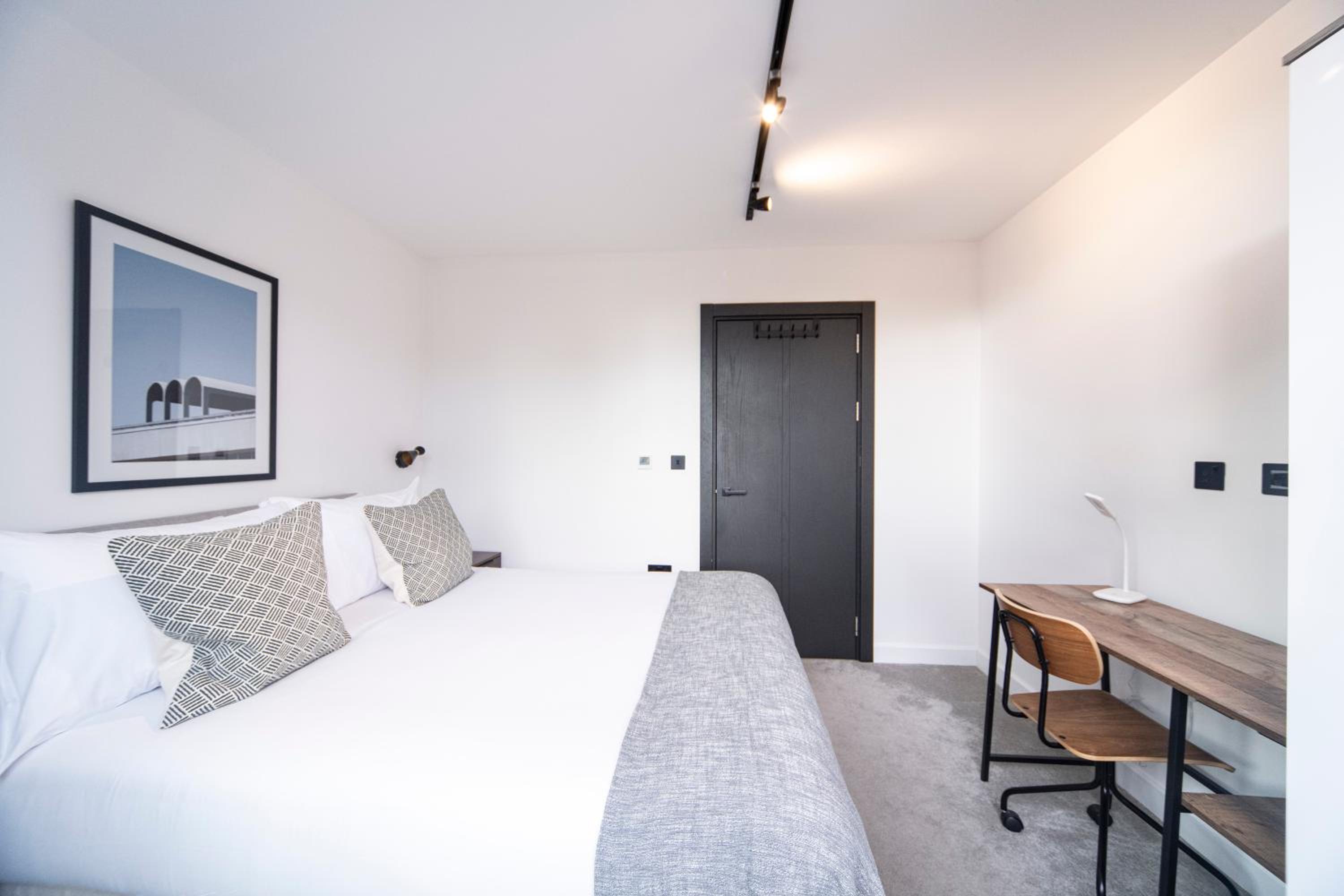 Bright & Quiet - Spacious Apt with Balcony & Lift
