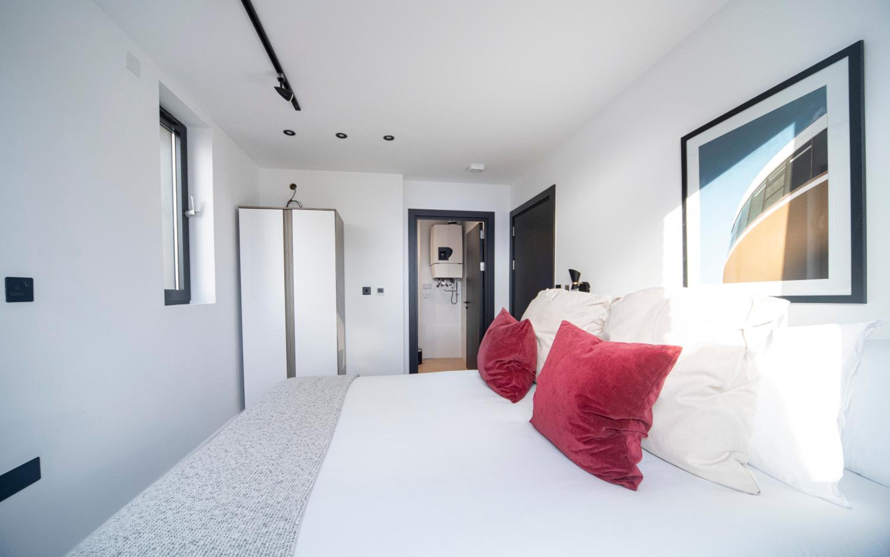 Bright & Quiet - Spacious Apt with Balcony & Lift