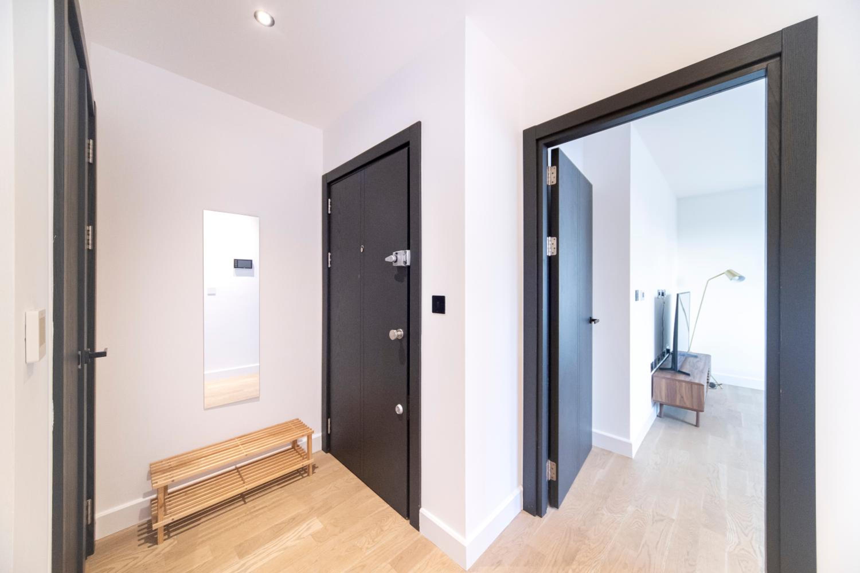Bright & Quiet - Spacious Apt with Balcony & Lift