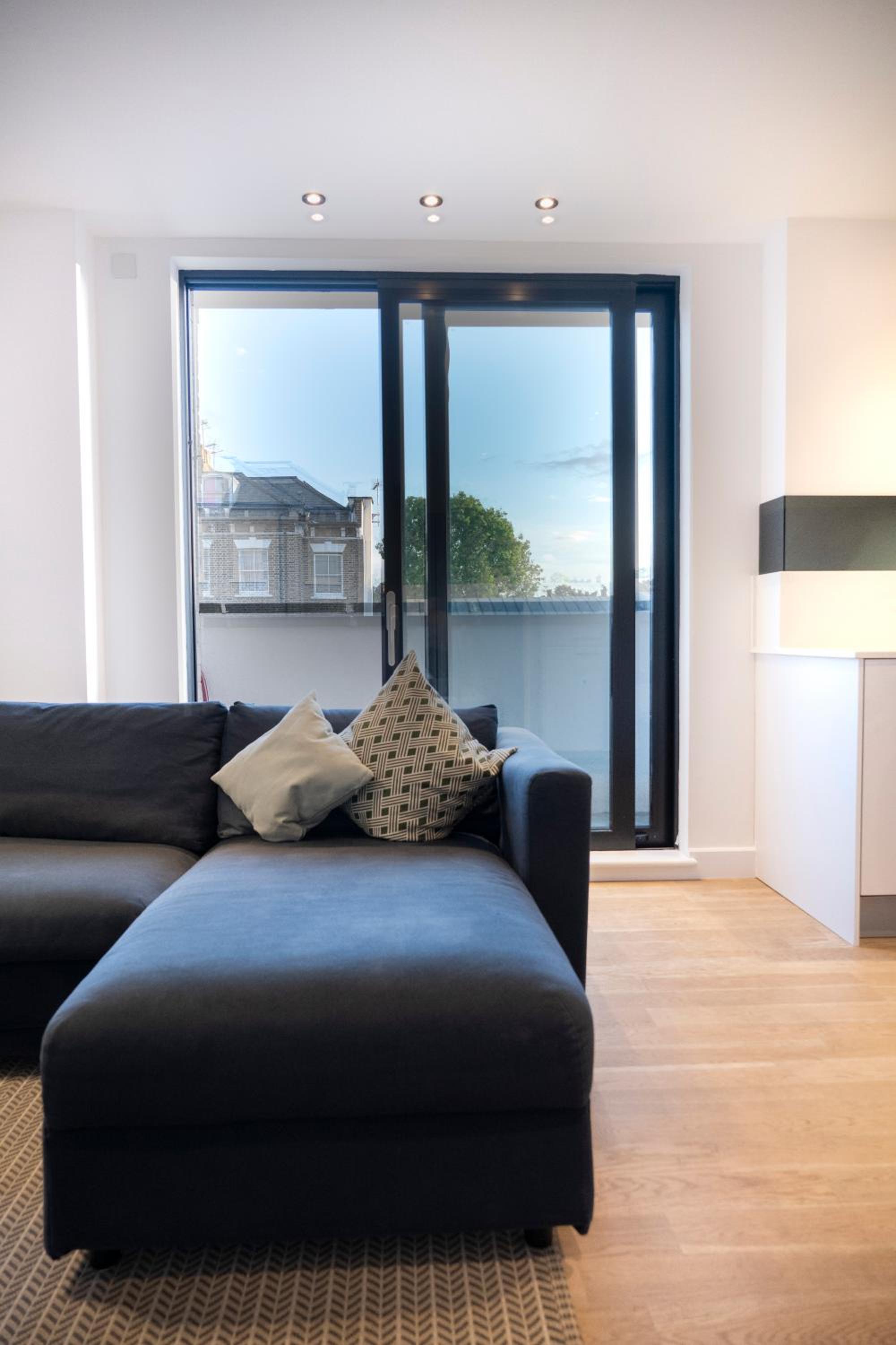 Bright & Quiet - Spacious Apt with Balcony & Lift