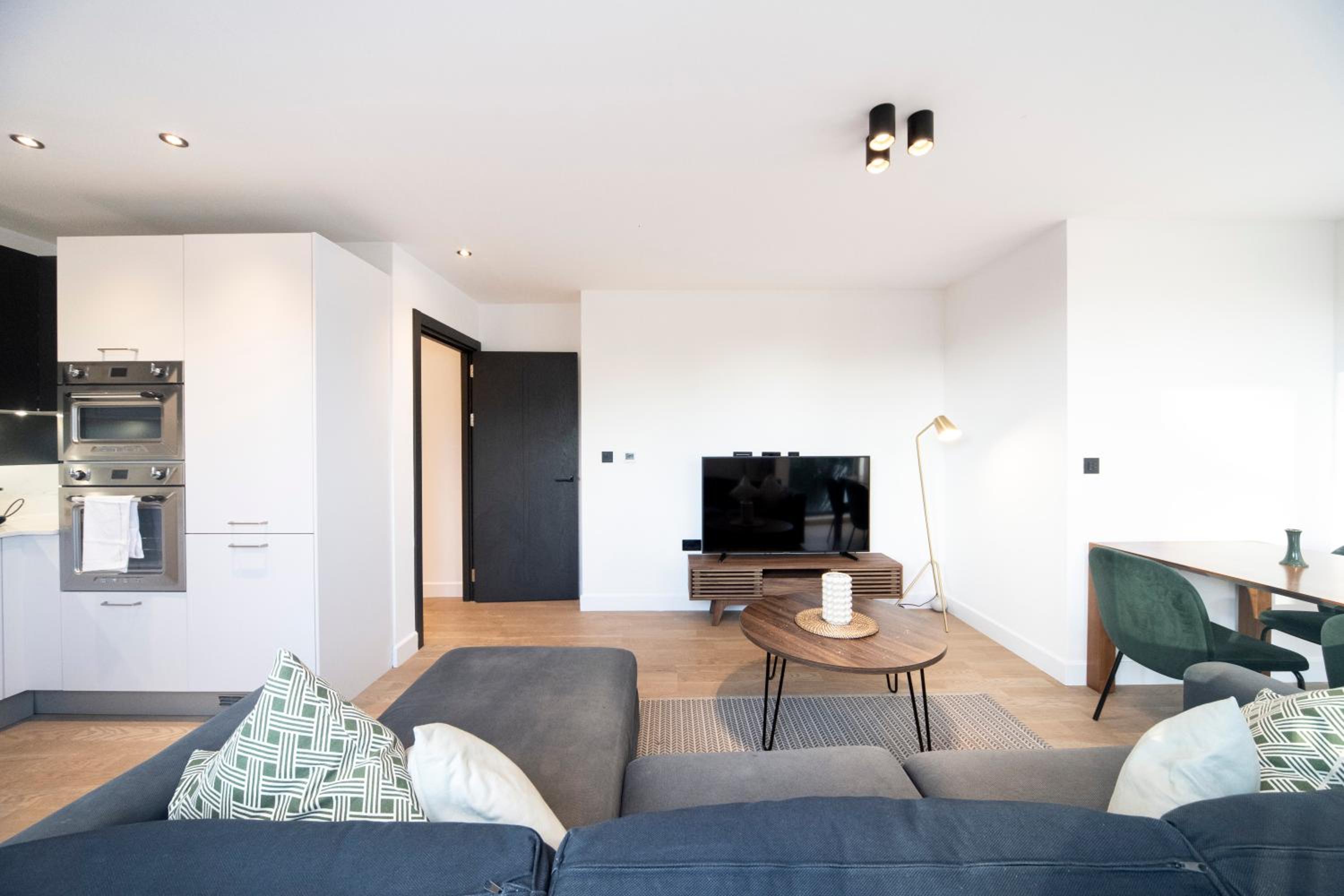 Bright & Quiet - Spacious Apt with Balcony & Lift