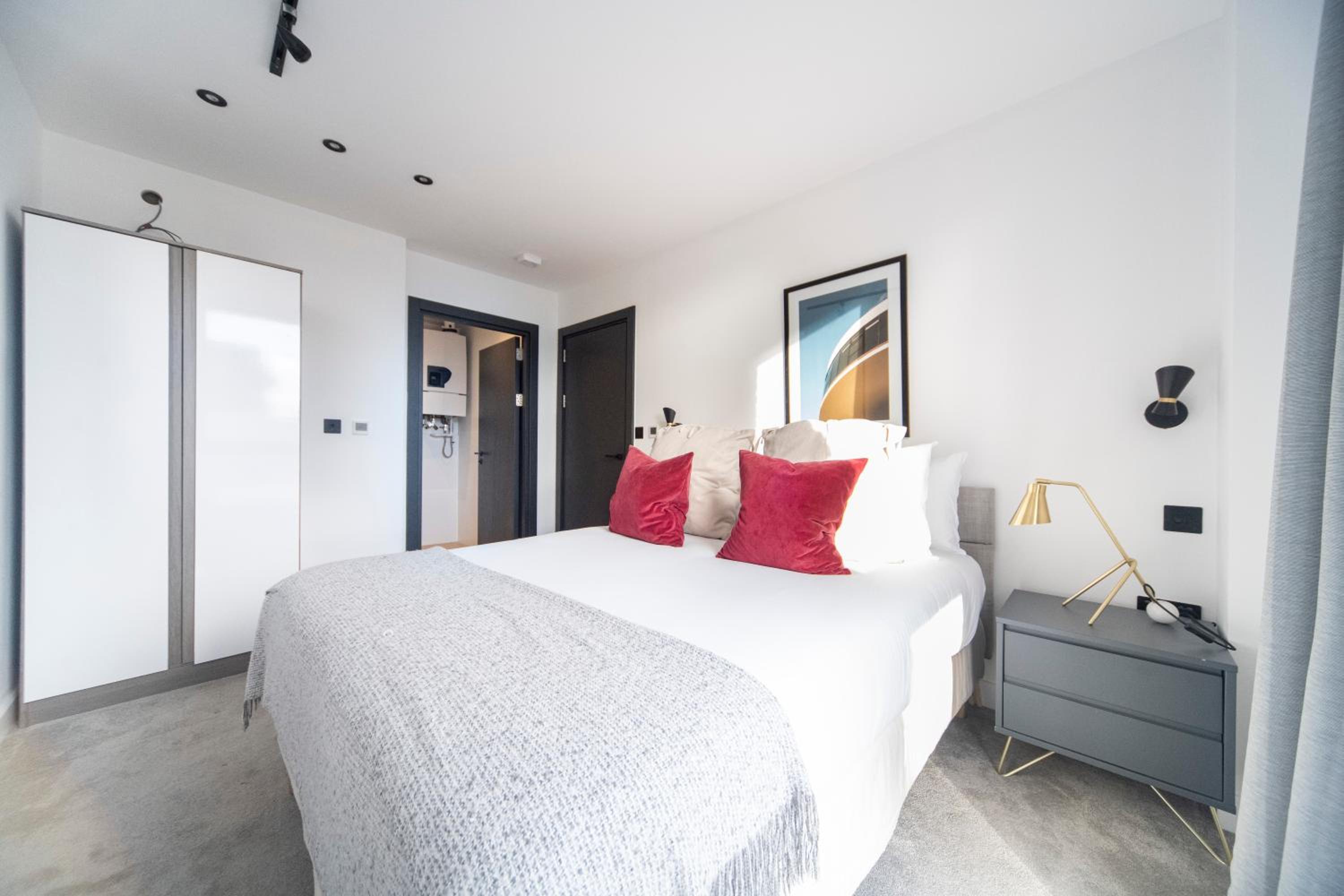 Bright & Quiet - Spacious Apt with Balcony & Lift