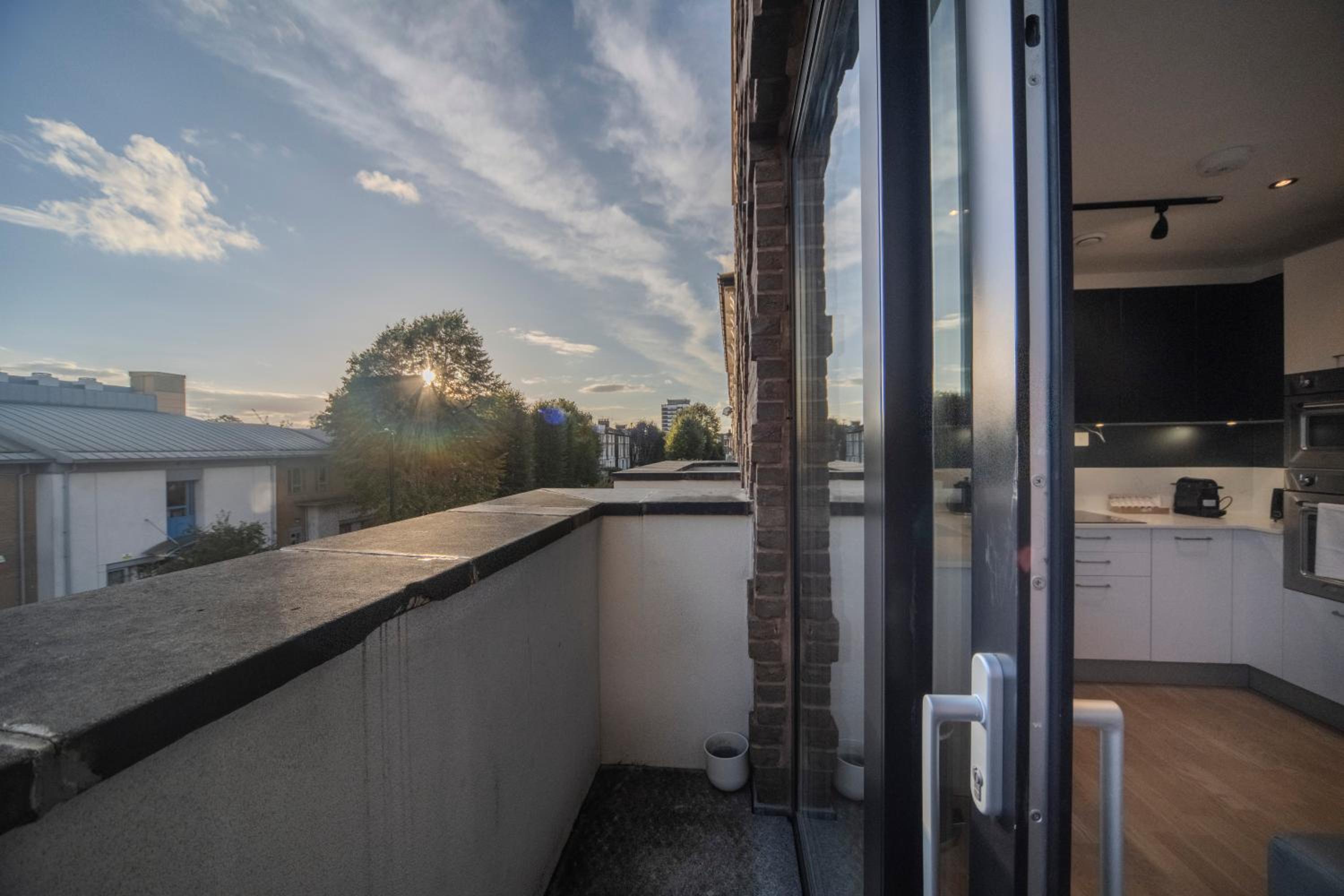 Bright & Quiet - Spacious Apt with Balcony & Lift
