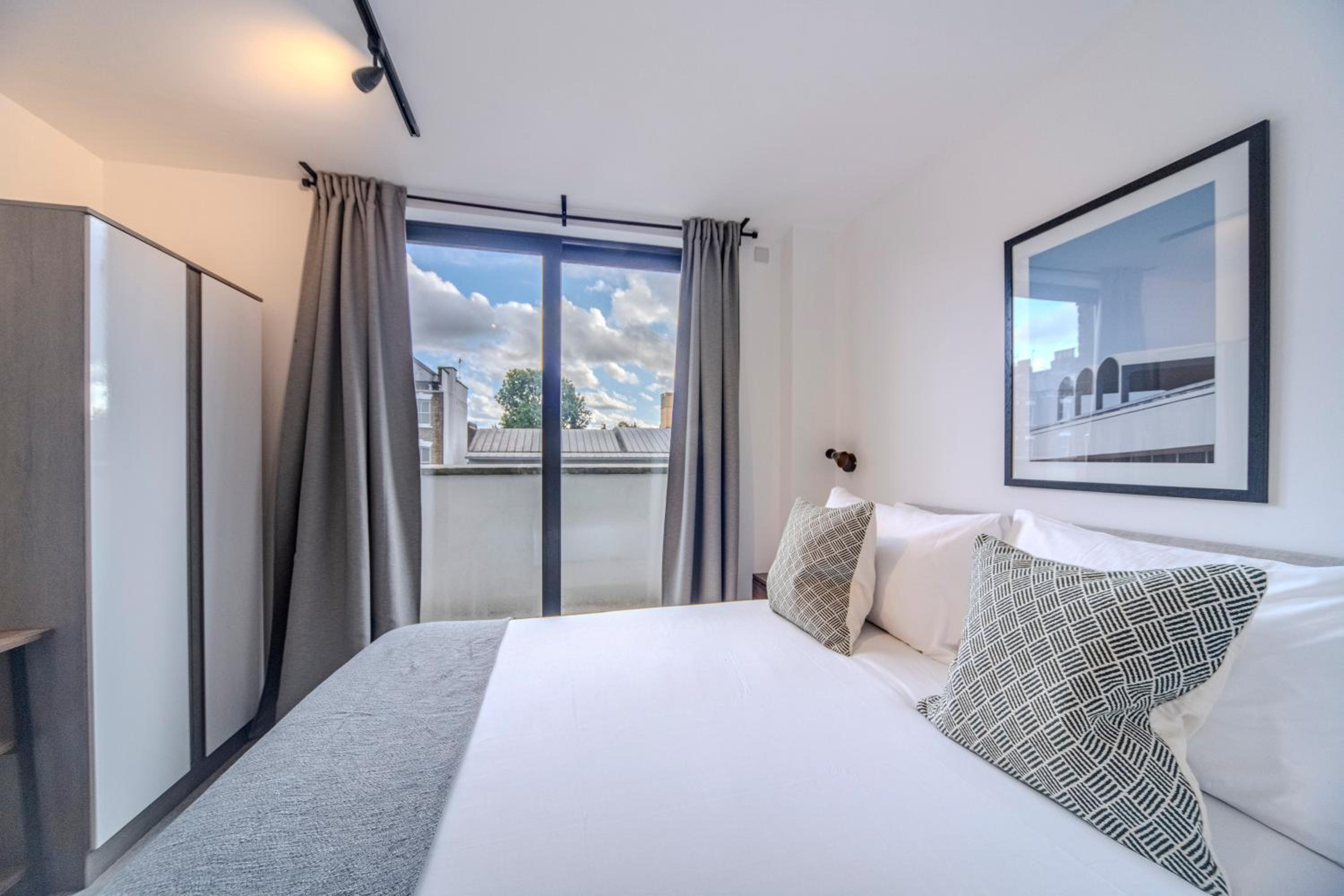 Bright & Quiet - Spacious Apt with Balcony & Lift