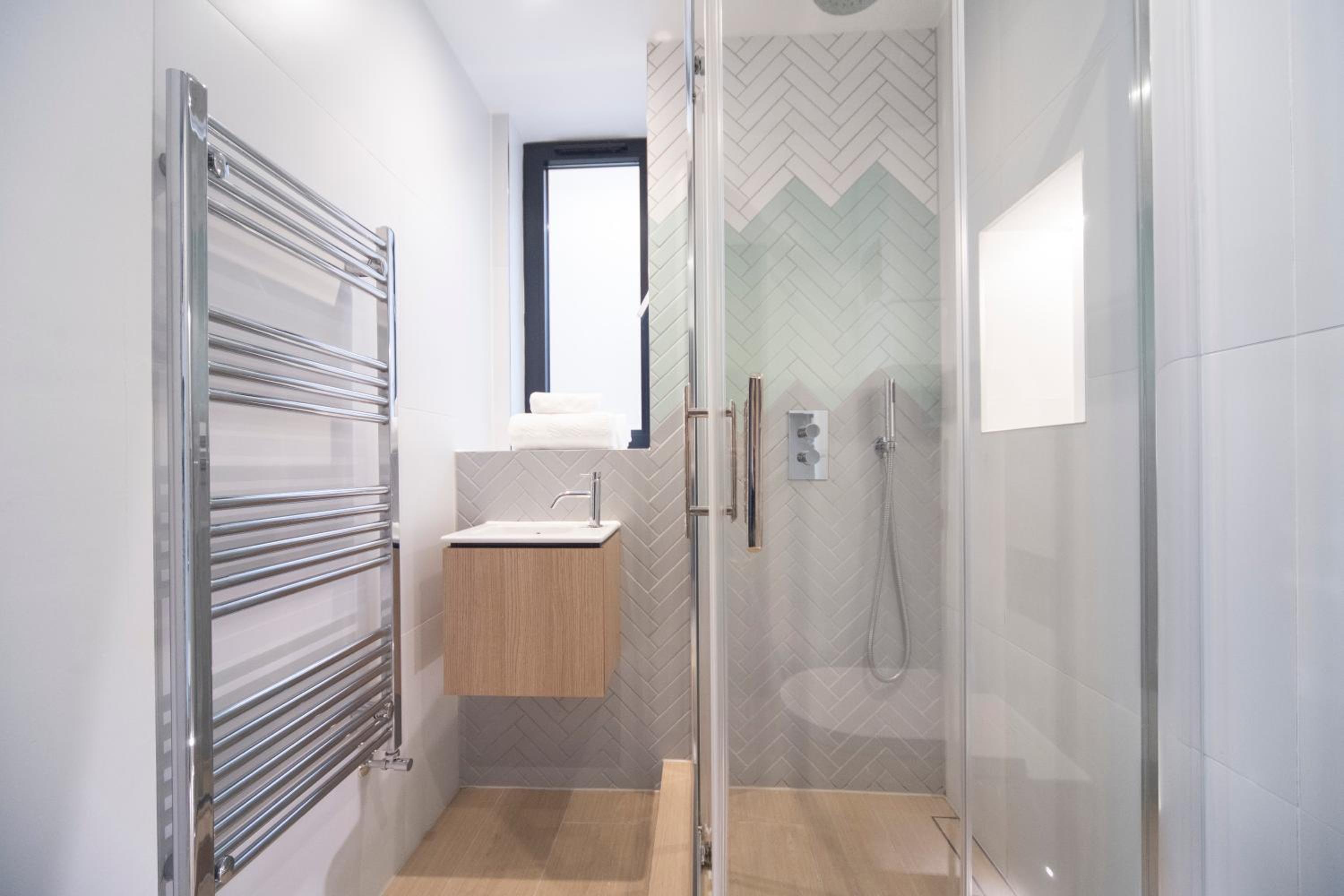 Bright & Quiet - Spacious Apt with Balcony & Lift