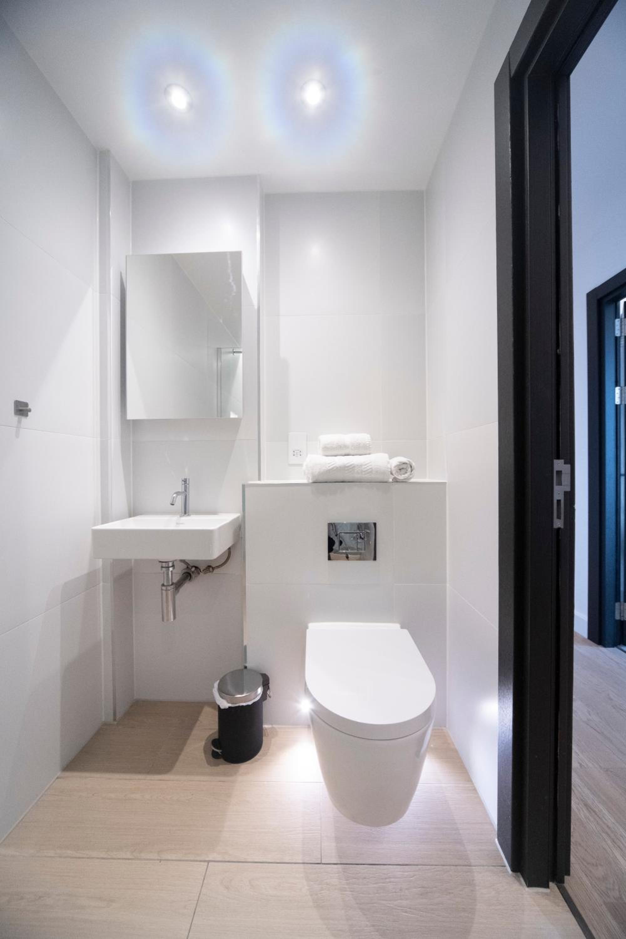 Bright & Quiet - Spacious Apt with Balcony & Lift