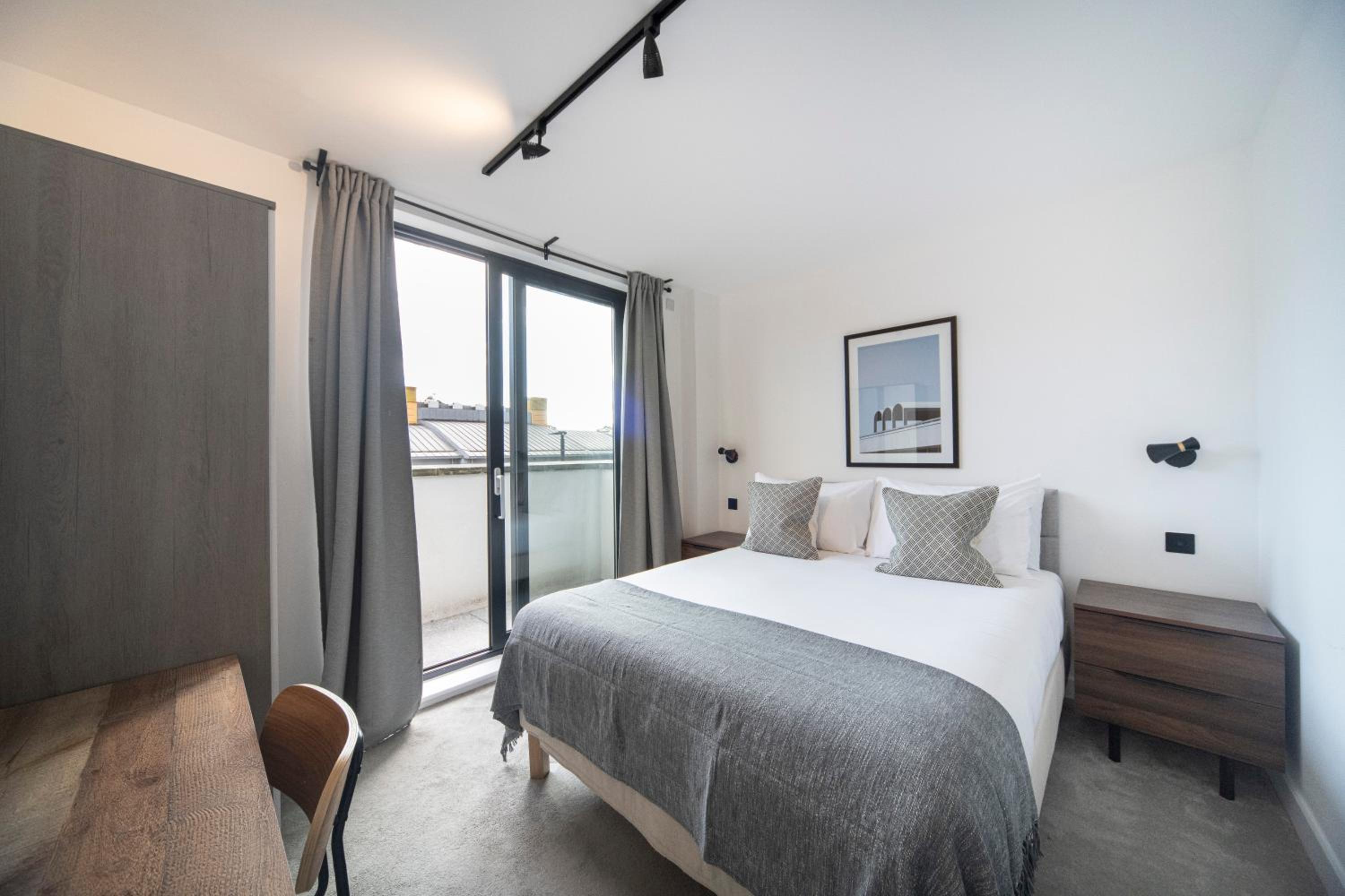 Bright & Quiet - Spacious Apt with Balcony & Lift