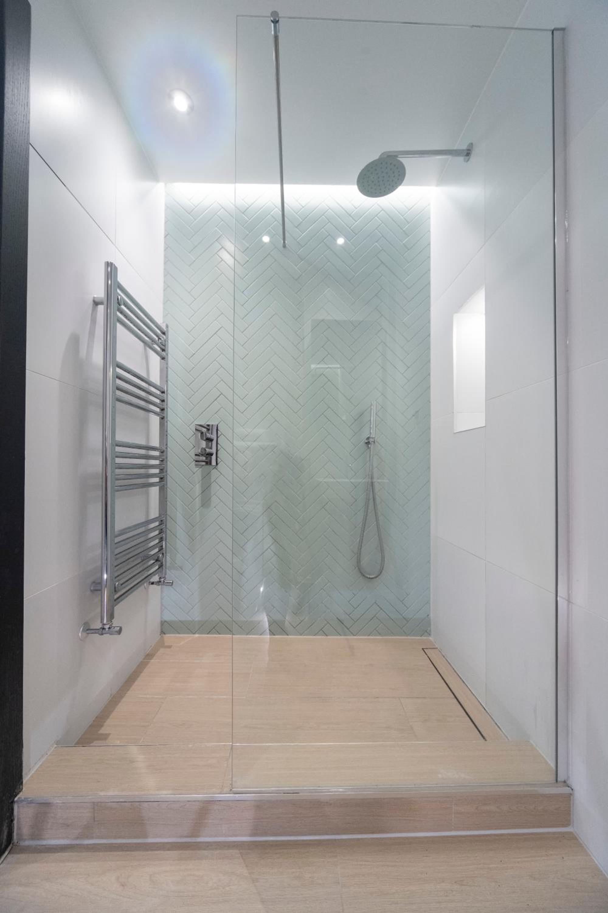 Bright & Quiet - Spacious Apt with Balcony & Lift