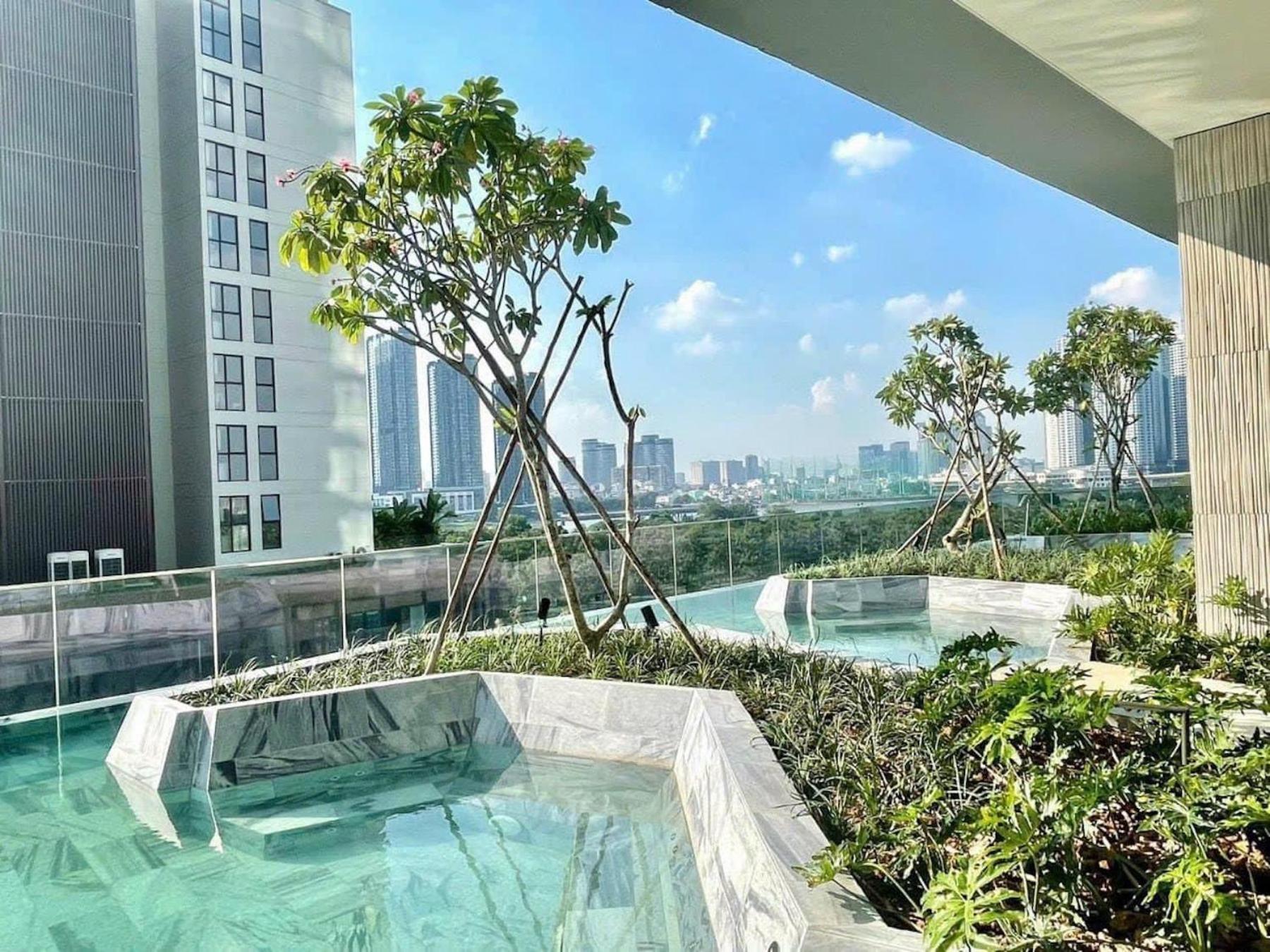 THE METROPOLE -Complex 