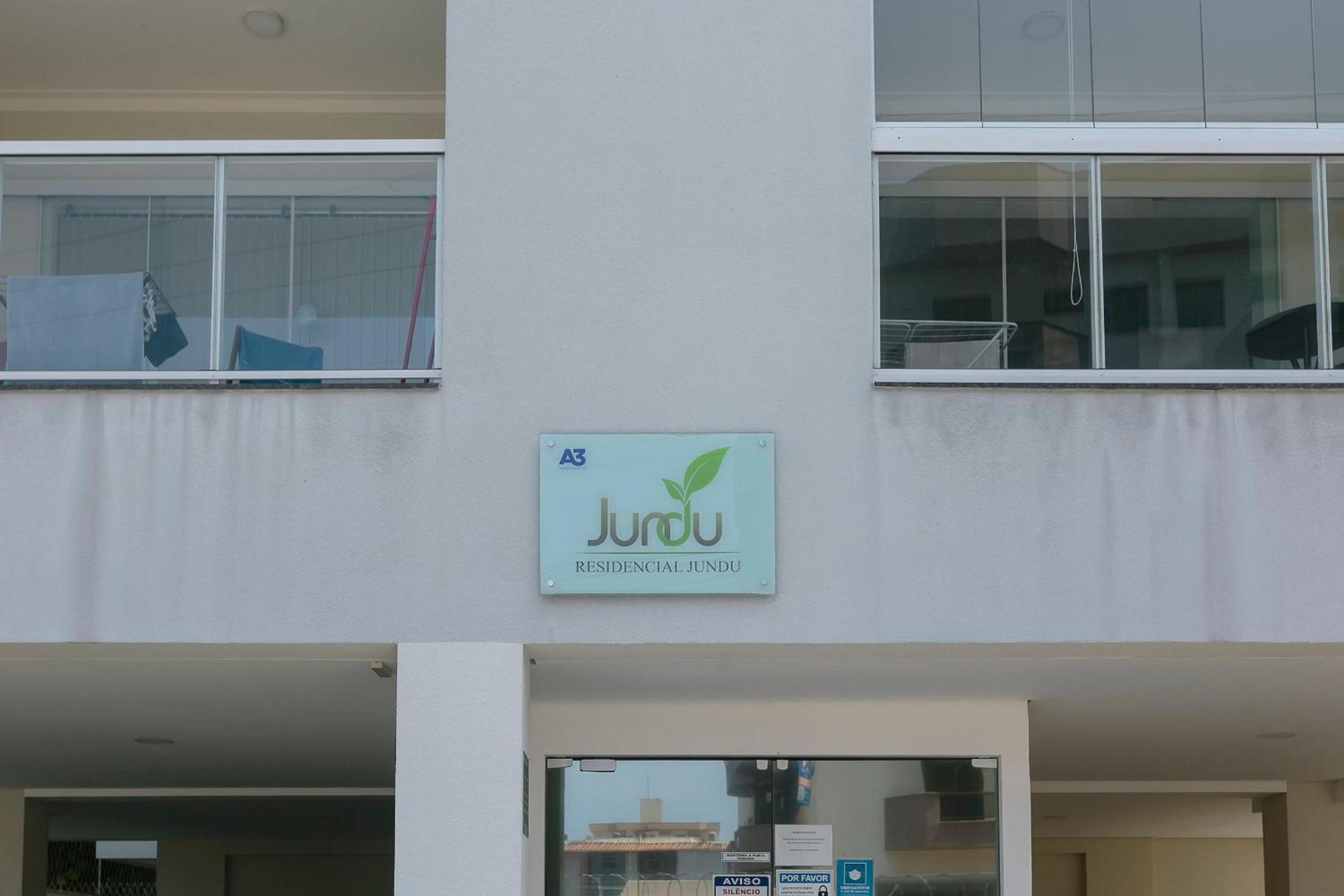 RJI - Apartamentos próximos da praia de Itaguá