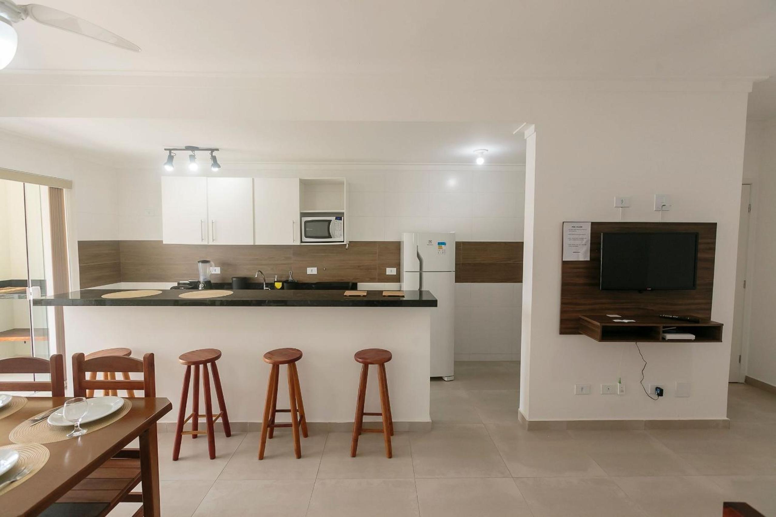RJI - Apartamentos próximos da praia de Itaguá
