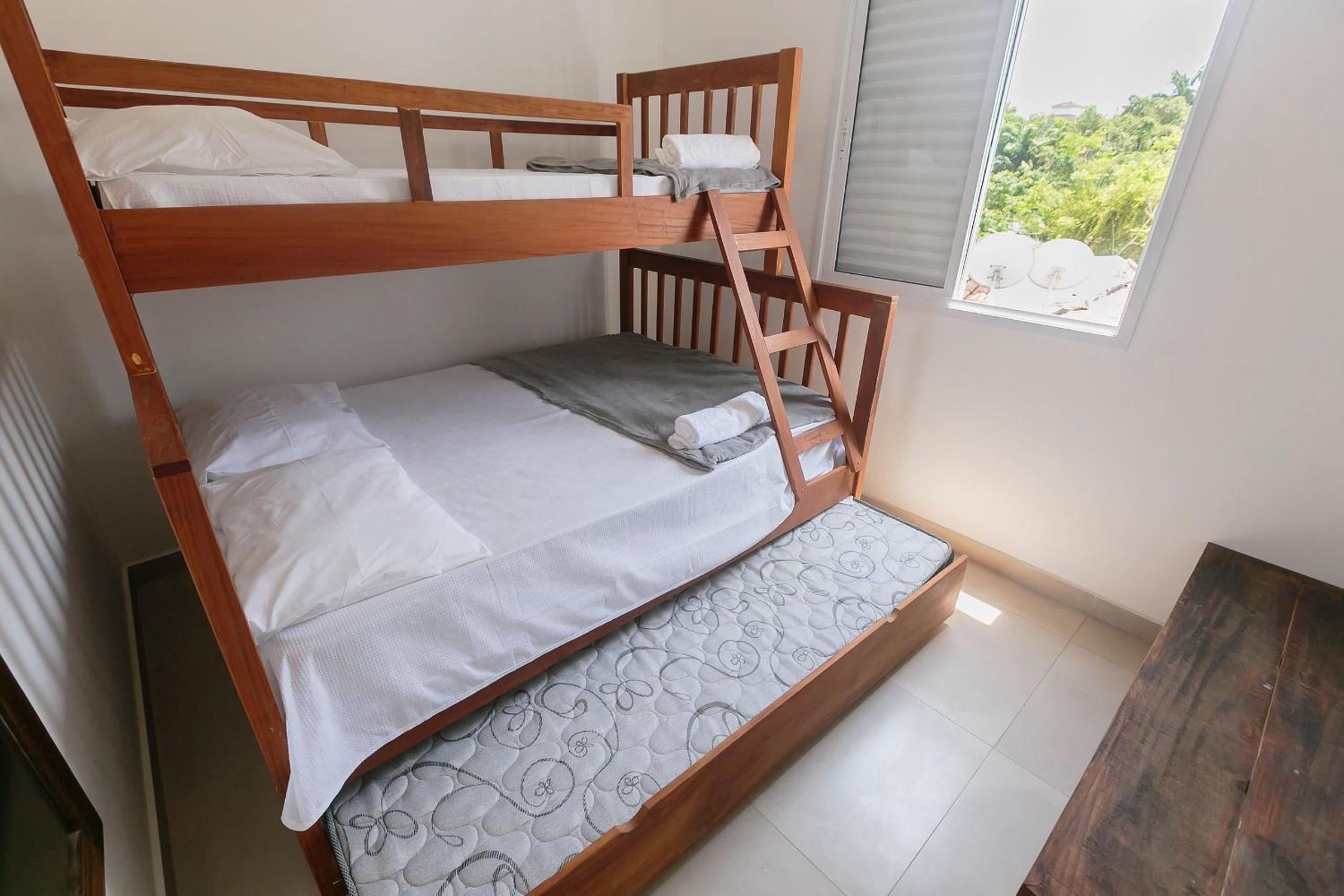 RJI - Apartamentos próximos da praia de Itaguá