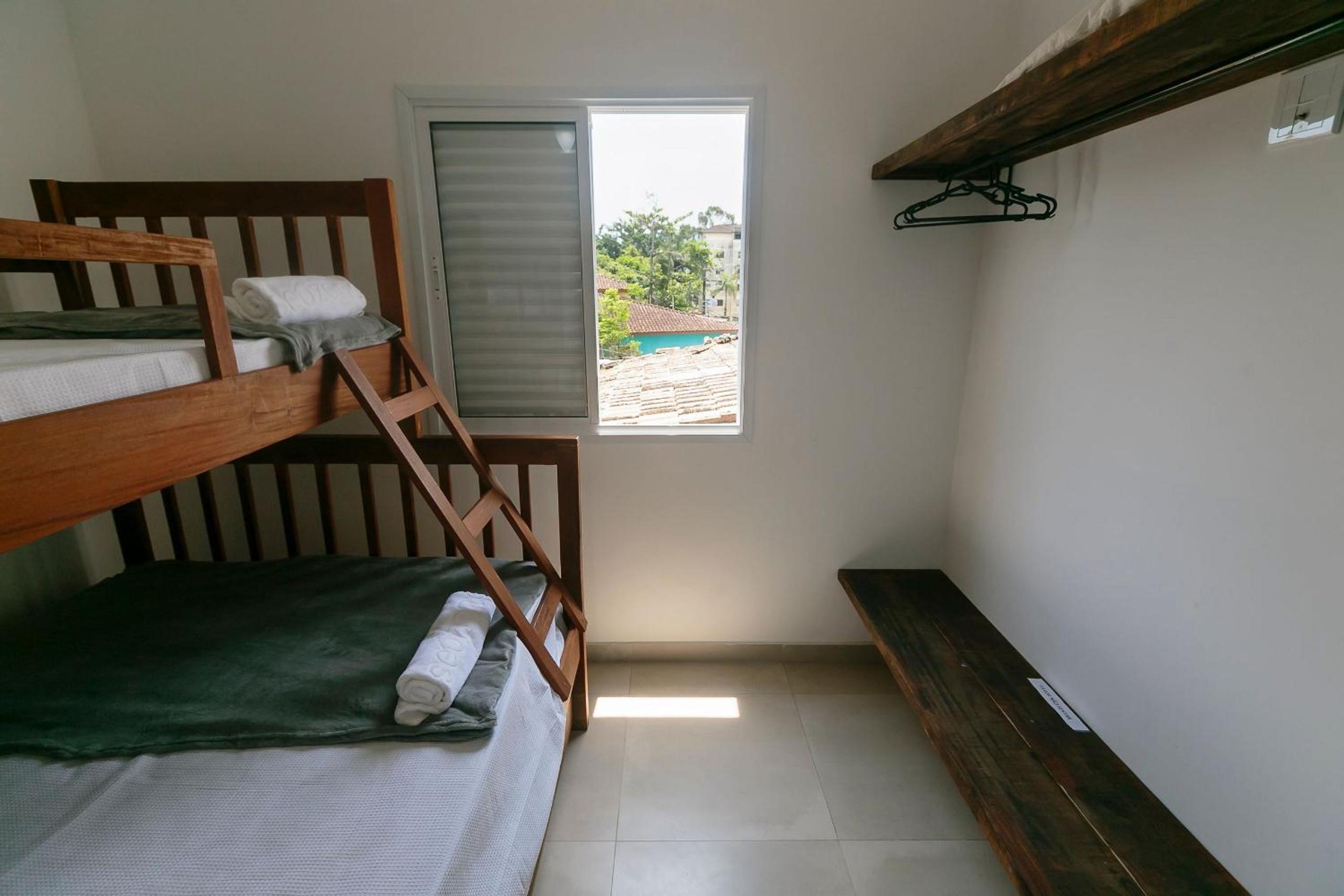 RJI - Apartamentos próximos da praia de Itaguá