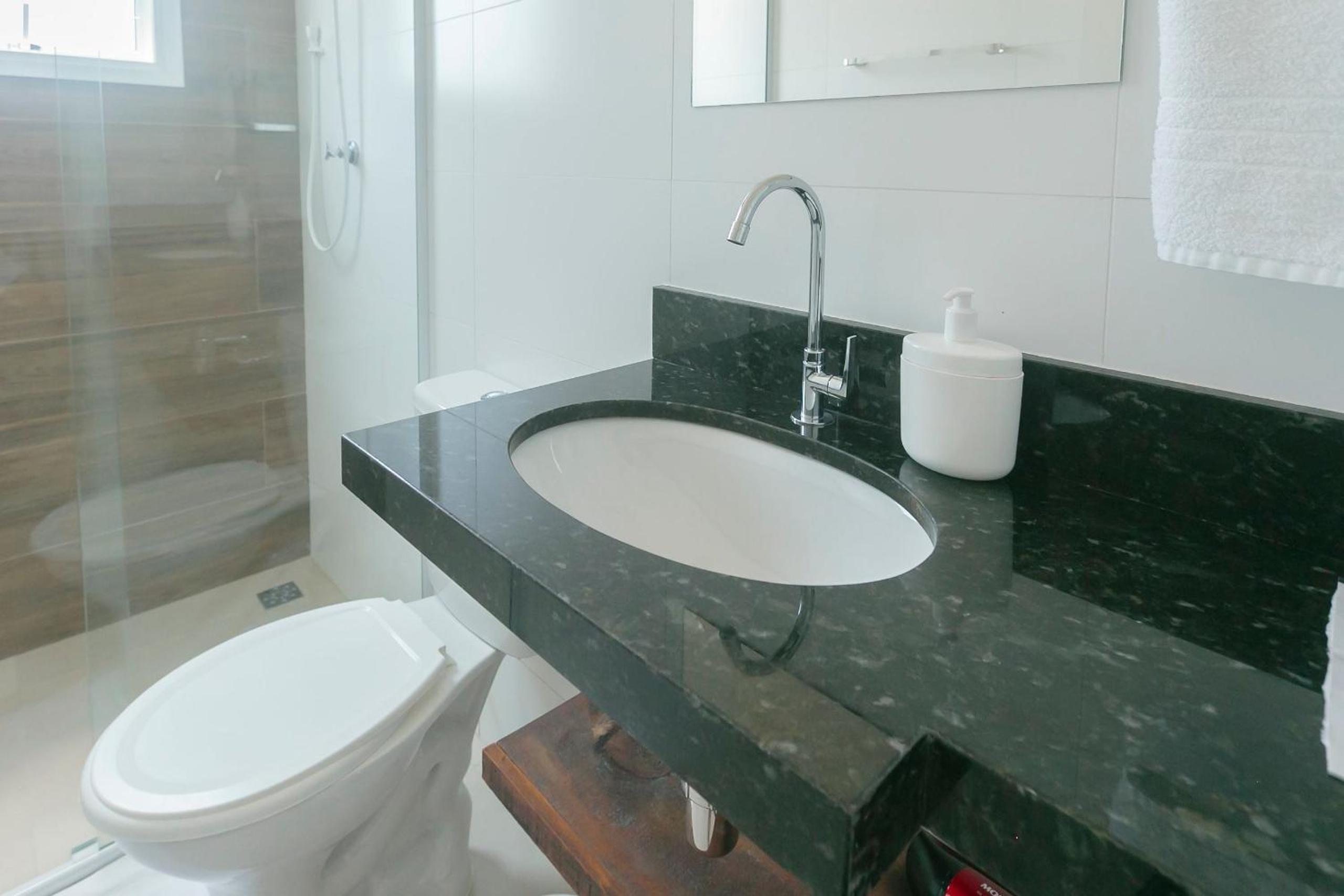 RJI - Apartamentos próximos da praia de Itaguá
