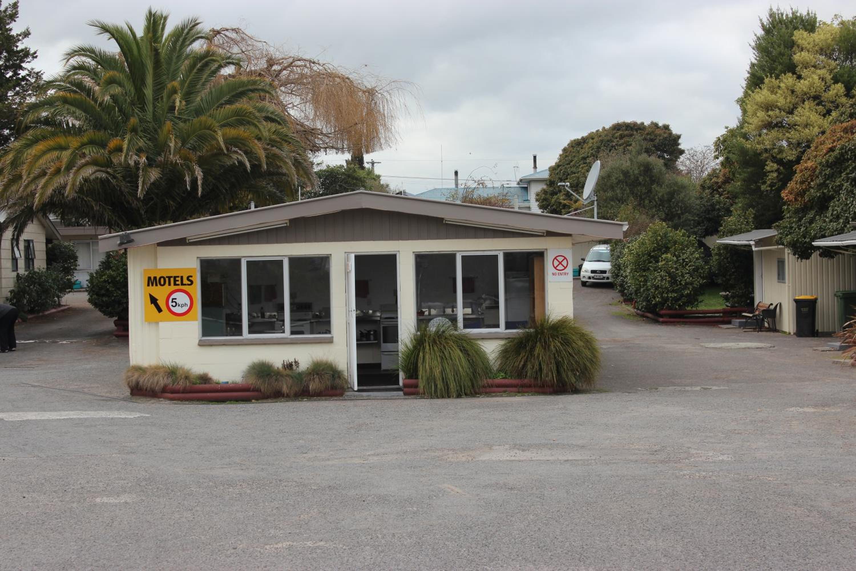 Camellia Court Family Motel