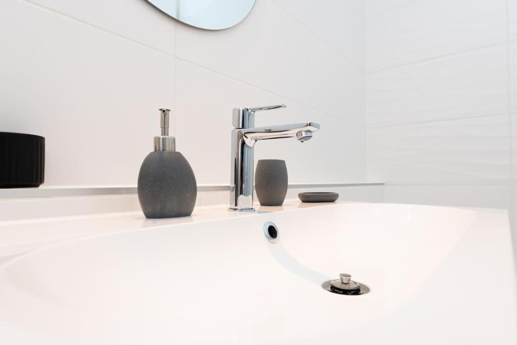 Chic206 Retreat: Modern 1BR Gem with Balcony by NW view 2