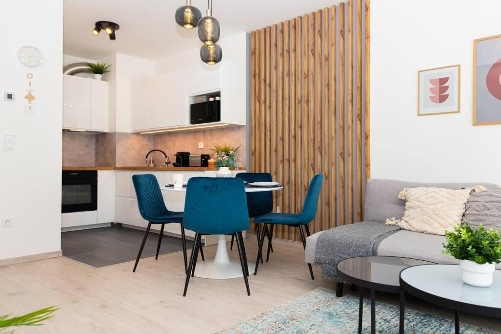 Chic206 Retreat: Modern 1BR Gem with Balcony by NW view 3