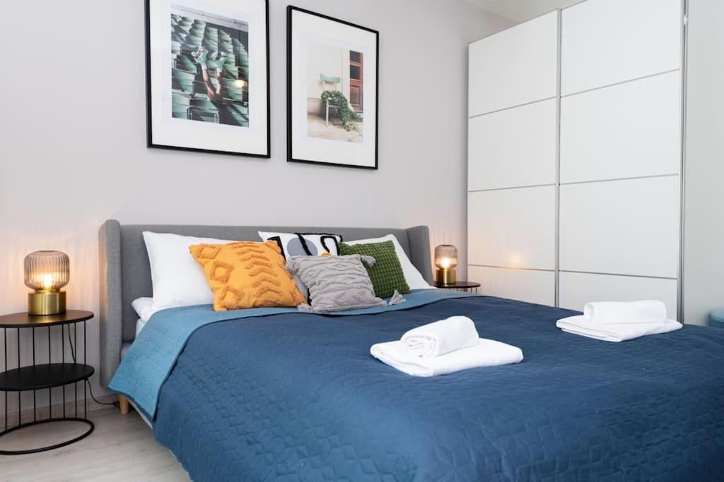 Chic206 Retreat: Modern 1BR Gem with Balcony by NW view 4