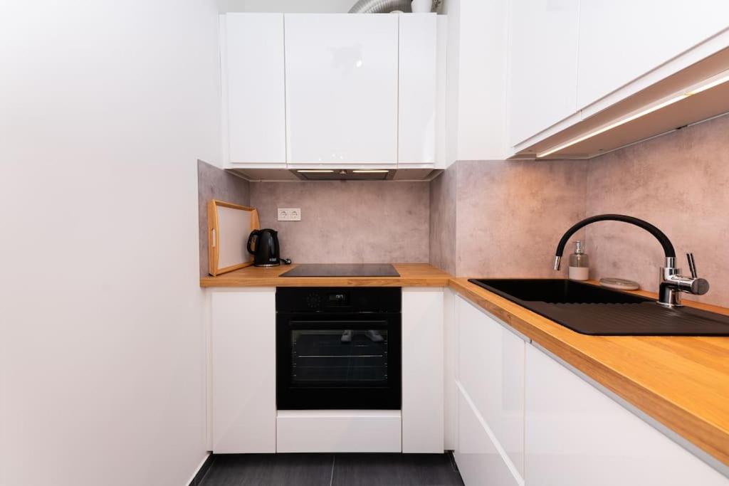 Chic206 Retreat: Modern 1BR Gem with Balcony by NW view 5