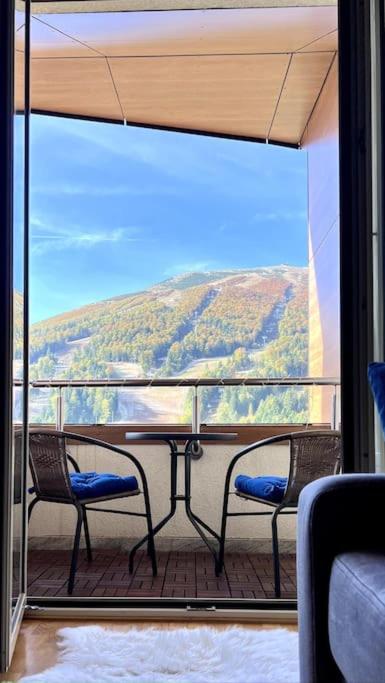 Majestic Mountain Views: Charming 1-BR Hideaway